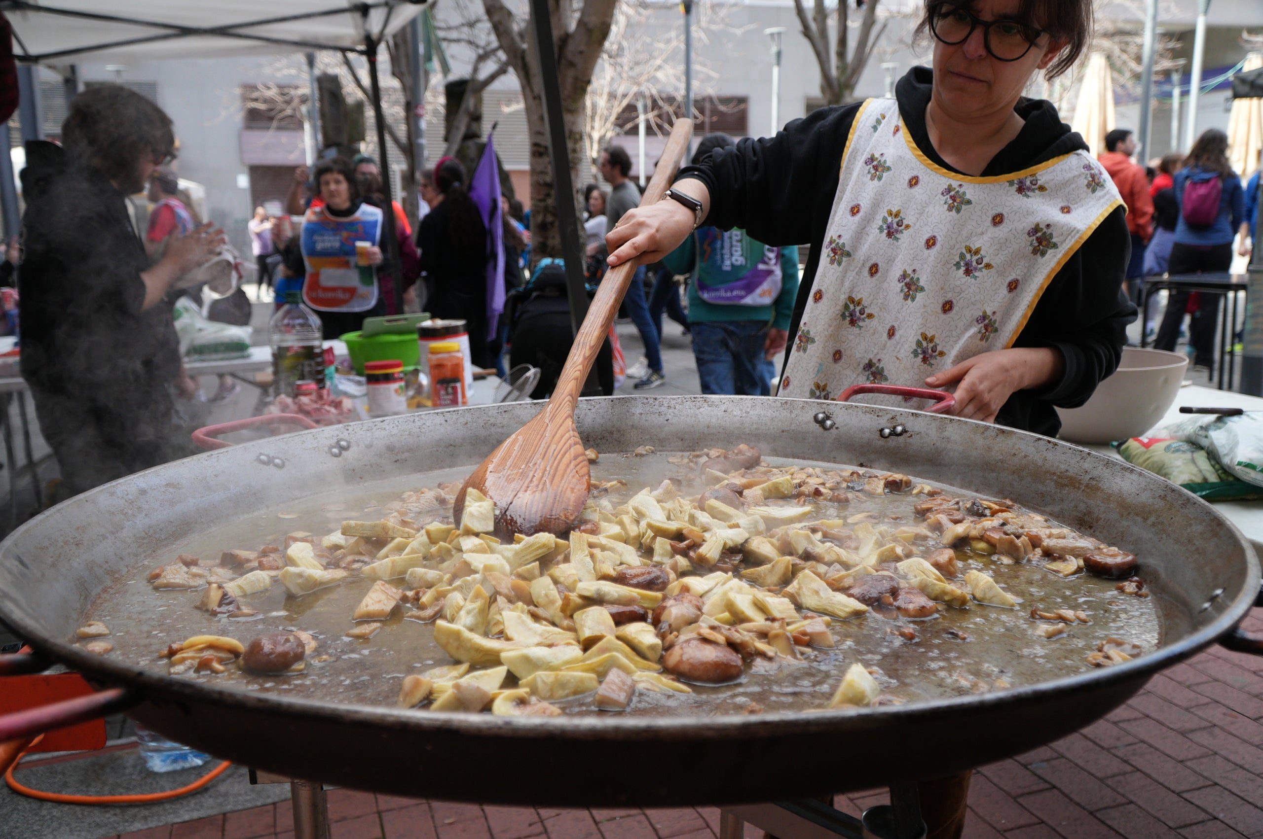 La plaça del Vapor Ventalló i els seus voltants, al centre de Terrassa, van ser l'escenari aquest dissabte de la segona edició local de la Korrika, una cursa que es fa cada dos anys al País Basc des del 1980 per reivindicar l'ús de l'euskera. I que, en la versió terrassenca, s'estén a l'ús del català i altres llengües minoritzades. Al matí, grups de totes les edats van córrer per aquests cèntrics carrers abans que al migdia hi hagués un acte polític amb la participació d'integrants de l'AEK, coordinadora per a alfabetitzar i euskaldunitzar a la població. I també de membres de la Plataforma per la Llengua, Català a Terrassa, Òmnium Cultural, Correllengua i el moviment feminista de la ciutat. I, a partir d'aquí i amb interpretació de cançons tradicionals basques, va ser el torn per a un pintxo pote, un dinar amb paella, el concert d'Uralita i una fi de festa de ball | Jan Romero