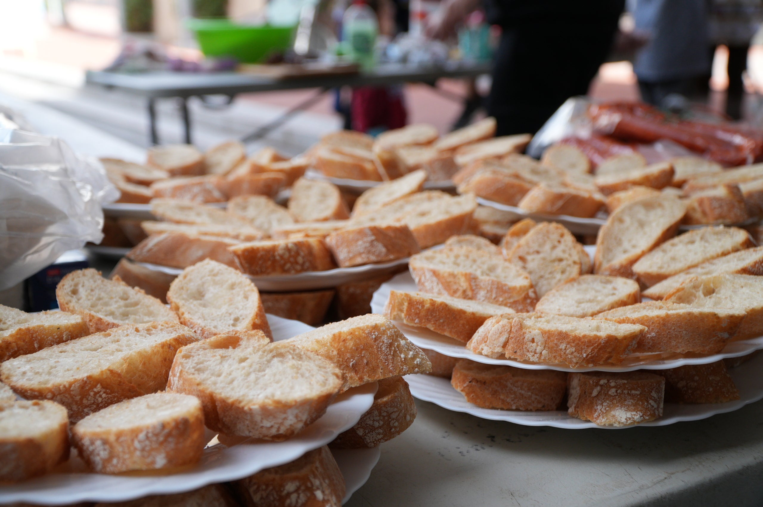 La plaça del Vapor Ventalló i els seus voltants, al centre de Terrassa, van ser l'escenari aquest dissabte de la segona edició local de la Korrika, una cursa que es fa cada dos anys al País Basc des del 1980 per reivindicar l'ús de l'euskera. I que, en la versió terrassenca, s'estén a l'ús del català i altres llengües minoritzades. Al matí, grups de totes les edats van córrer per aquests cèntrics carrers abans que al migdia hi hagués un acte polític amb la participació d'integrants de l'AEK, coordinadora per a alfabetitzar i euskaldunitzar a la població. I també de membres de la Plataforma per la Llengua, Català a Terrassa, Òmnium Cultural, Correllengua i el moviment feminista de la ciutat. I, a partir d'aquí i amb interpretació de cançons tradicionals basques, va ser el torn per a un pintxo pote, un dinar amb paella, el concert d'Uralita i una fi de festa de ball | Jan Romero