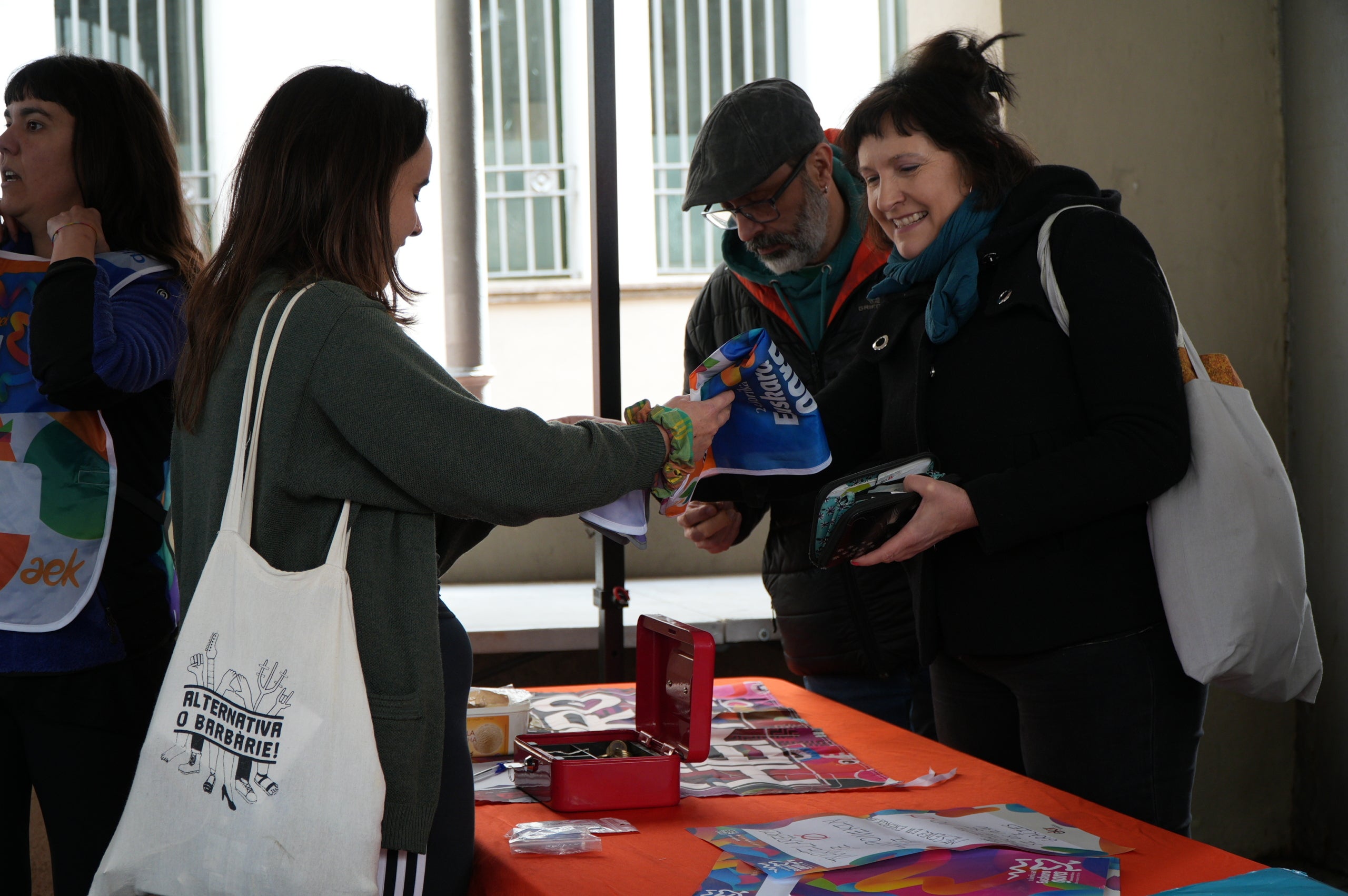 La plaça del Vapor Ventalló i els seus voltants, al centre de Terrassa, van ser l'escenari aquest dissabte de la segona edició local de la Korrika, una cursa que es fa cada dos anys al País Basc des del 1980 per reivindicar l'ús de l'euskera. I que, en la versió terrassenca, s'estén a l'ús del català i altres llengües minoritzades. Al matí, grups de totes les edats van córrer per aquests cèntrics carrers abans que al migdia hi hagués un acte polític amb la participació d'integrants de l'AEK, coordinadora per a alfabetitzar i euskaldunitzar a la població. I també de membres de la Plataforma per la Llengua, Català a Terrassa, Òmnium Cultural, Correllengua i el moviment feminista de la ciutat. I, a partir d'aquí i amb interpretació de cançons tradicionals basques, va ser el torn per a un pintxo pote, un dinar amb paella, el concert d'Uralita i una fi de festa de ball | Jan Romero