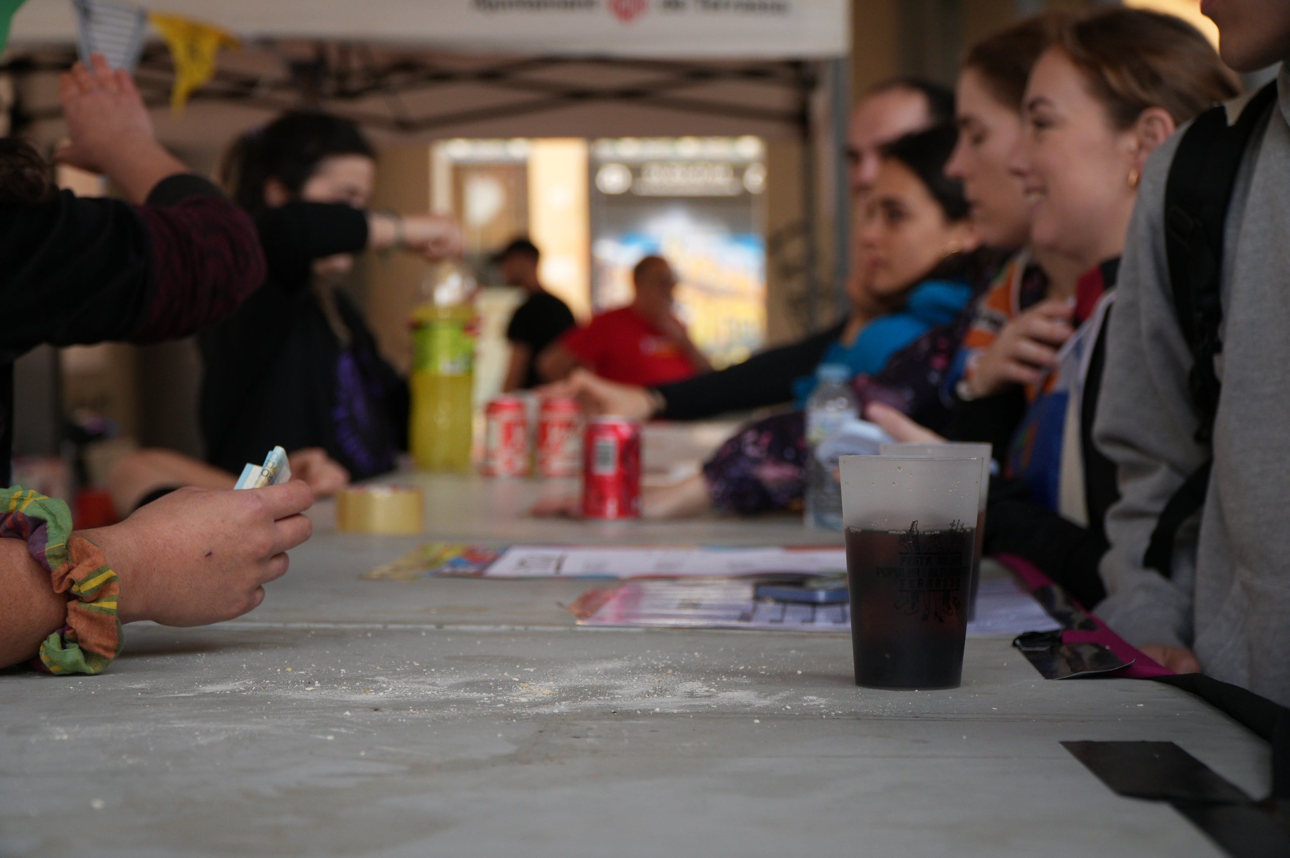 La plaça del Vapor Ventalló i els seus voltants, al centre de Terrassa, van ser l'escenari aquest dissabte de la segona edició local de la Korrika, una cursa que es fa cada dos anys al País Basc des del 1980 per reivindicar l'ús de l'euskera. I que, en la versió terrassenca, s'estén a l'ús del català i altres llengües minoritzades. Al matí, grups de totes les edats van córrer per aquests cèntrics carrers abans que al migdia hi hagués un acte polític amb la participació d'integrants de l'AEK, coordinadora per a alfabetitzar i euskaldunitzar a la població. I també de membres de la Plataforma per la Llengua, Català a Terrassa, Òmnium Cultural, Correllengua i el moviment feminista de la ciutat. I, a partir d'aquí i amb interpretació de cançons tradicionals basques, va ser el torn per a un pintxo pote, un dinar amb paella, el concert d'Uralita i una fi de festa de ball | Jan Romero