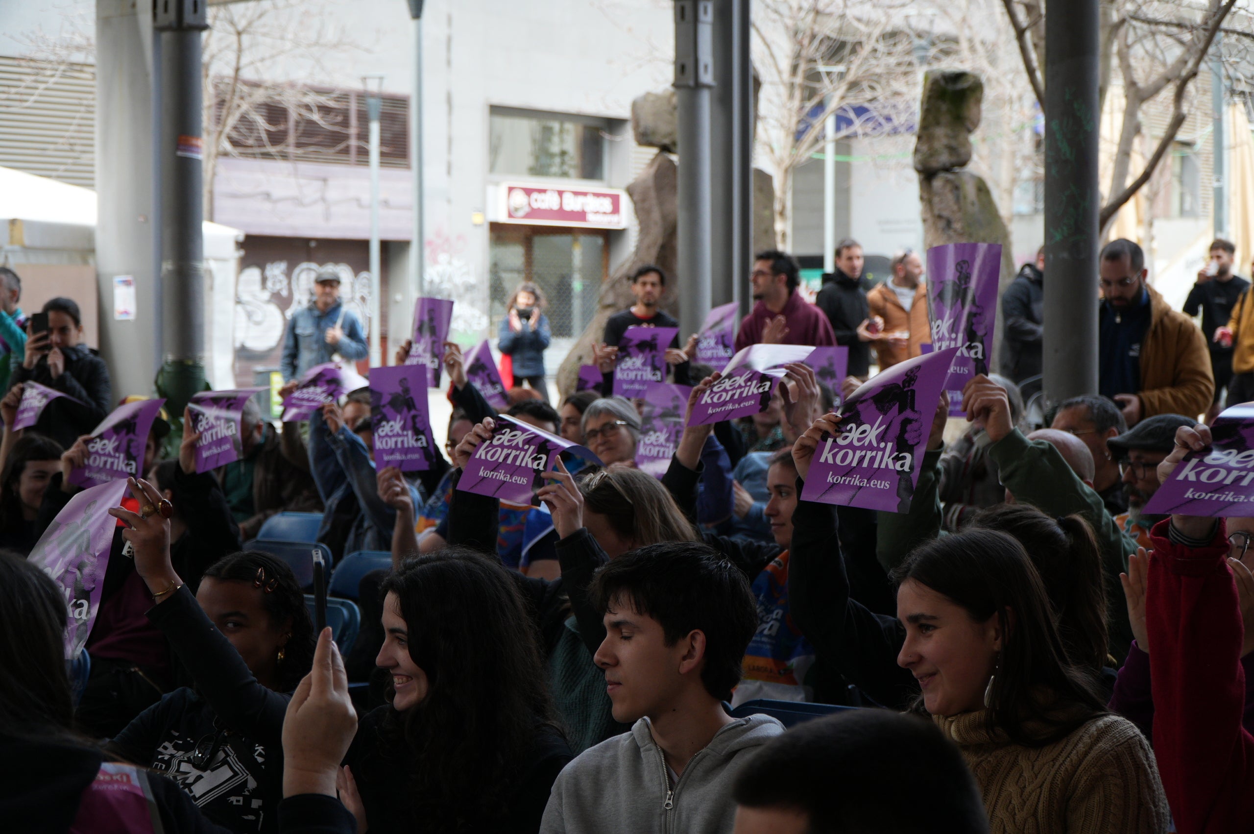 La plaça del Vapor Ventalló i els seus voltants, al centre de Terrassa, van ser l'escenari aquest dissabte de la segona edició local de la Korrika, una cursa que es fa cada dos anys al País Basc des del 1980 per reivindicar l'ús de l'euskera. I que, en la versió terrassenca, s'estén a l'ús del català i altres llengües minoritzades. Al matí, grups de totes les edats van córrer per aquests cèntrics carrers abans que al migdia hi hagués un acte polític amb la participació d'integrants de l'AEK, coordinadora per a alfabetitzar i euskaldunitzar a la població. I també de membres de la Plataforma per la Llengua, Català a Terrassa, Òmnium Cultural, Correllengua i el moviment feminista de la ciutat. I, a partir d'aquí i amb interpretació de cançons tradicionals basques, va ser el torn per a un pintxo pote, un dinar amb paella, el concert d'Uralita i una fi de festa de ball | Jan Romero