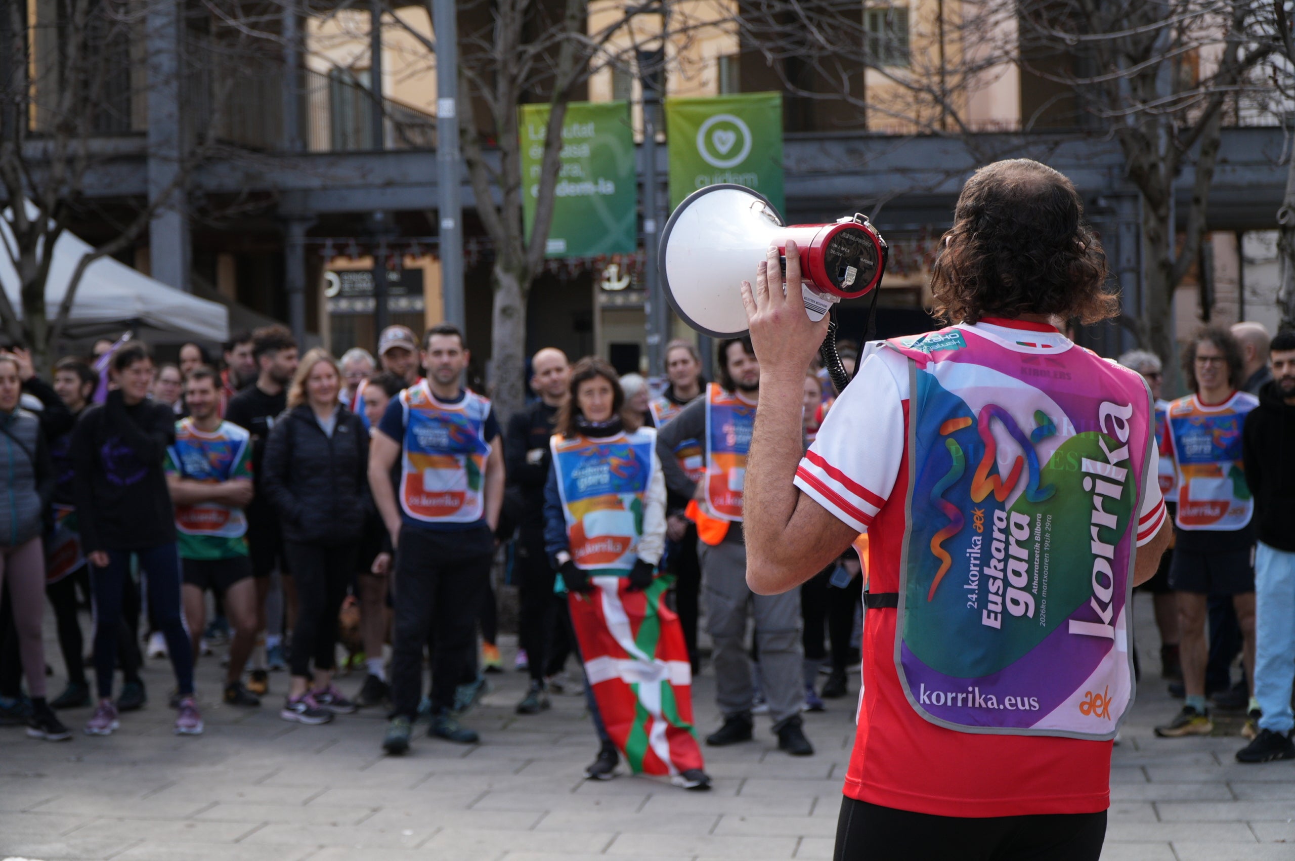 La plaça del Vapor Ventalló i els seus voltants, al centre de Terrassa, van ser l'escenari aquest dissabte de la segona edició local de la Korrika, una cursa que es fa cada dos anys al País Basc des del 1980 per reivindicar l'ús de l'euskera. I que, en la versió terrassenca, s'estén a l'ús del català i altres llengües minoritzades. Al matí, grups de totes les edats van córrer per aquests cèntrics carrers abans que al migdia hi hagués un acte polític amb la participació d'integrants de l'AEK, coordinadora per a alfabetitzar i euskaldunitzar a la població. I també de membres de la Plataforma per la Llengua, Català a Terrassa, Òmnium Cultural, Correllengua i el moviment feminista de la ciutat. I, a partir d'aquí i amb interpretació de cançons tradicionals basques, va ser el torn per a un pintxo pote, un dinar amb paella, el concert d'Uralita i una fi de festa de ball | Jan Romero