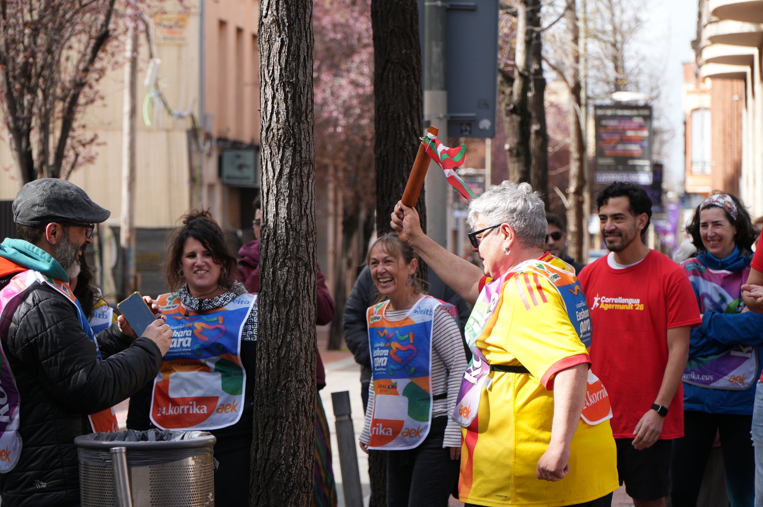 La plaça del Vapor Ventalló i els seus voltants, al centre de Terrassa, van ser l'escenari aquest dissabte de la segona edició local de la Korrika, una cursa que es fa cada dos anys al País Basc des del 1980 per reivindicar l'ús de l'euskera. I que, en la versió terrassenca, s'estén a l'ús del català i altres llengües minoritzades. Al matí, grups de totes les edats van córrer per aquests cèntrics carrers abans que al migdia hi hagués un acte polític amb la participació d'integrants de l'AEK, coordinadora per a alfabetitzar i euskaldunitzar a la població. I també de membres de la Plataforma per la Llengua, Català a Terrassa, Òmnium Cultural, Correllengua i el moviment feminista de la ciutat. I, a partir d'aquí i amb interpretació de cançons tradicionals basques, va ser el torn per a un pintxo pote, un dinar amb paella, el concert d'Uralita i una fi de festa de ball | Jan Romero