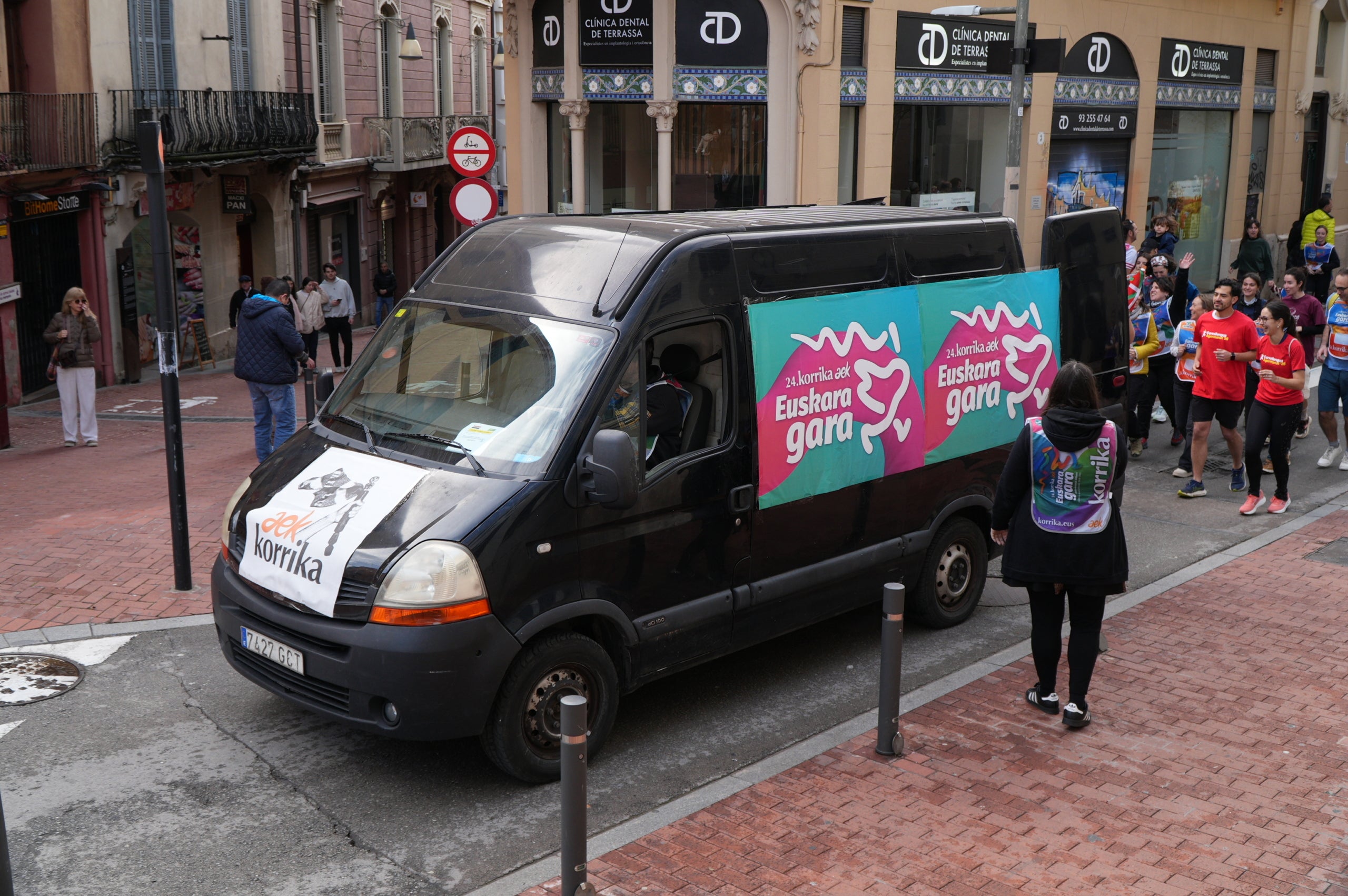 La plaça del Vapor Ventalló i els seus voltants, al centre de Terrassa, van ser l'escenari aquest dissabte de la segona edició local de la Korrika, una cursa que es fa cada dos anys al País Basc des del 1980 per reivindicar l'ús de l'euskera. I que, en la versió terrassenca, s'estén a l'ús del català i altres llengües minoritzades. Al matí, grups de totes les edats van córrer per aquests cèntrics carrers abans que al migdia hi hagués un acte polític amb la participació d'integrants de l'AEK, coordinadora per a alfabetitzar i euskaldunitzar a la població. I també de membres de la Plataforma per la Llengua, Català a Terrassa, Òmnium Cultural, Correllengua i el moviment feminista de la ciutat. I, a partir d'aquí i amb interpretació de cançons tradicionals basques, va ser el torn per a un pintxo pote, un dinar amb paella, el concert d'Uralita i una fi de festa de ball | Jan Romero