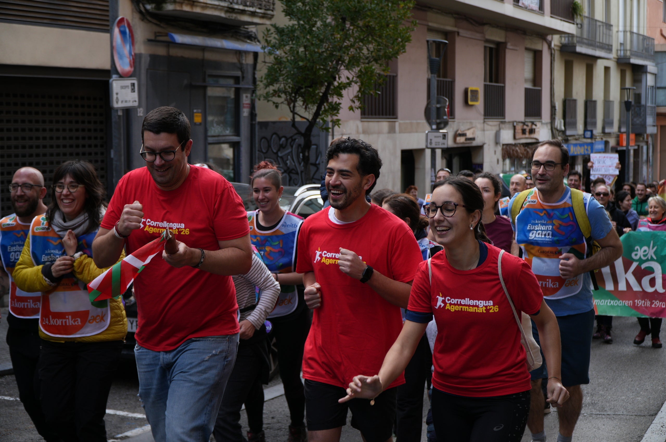 La plaça del Vapor Ventalló i els seus voltants, al centre de Terrassa, van ser l'escenari aquest dissabte de la segona edició local de la Korrika, una cursa que es fa cada dos anys al País Basc des del 1980 per reivindicar l'ús de l'euskera. I que, en la versió terrassenca, s'estén a l'ús del català i altres llengües minoritzades. Al matí, grups de totes les edats van córrer per aquests cèntrics carrers abans que al migdia hi hagués un acte polític amb la participació d'integrants de l'AEK, coordinadora per a alfabetitzar i euskaldunitzar a la població. I també de membres de la Plataforma per la Llengua, Català a Terrassa, Òmnium Cultural, Correllengua i el moviment feminista de la ciutat. I, a partir d'aquí i amb interpretació de cançons tradicionals basques, va ser el torn per a un pintxo pote, un dinar amb paella, el concert d'Uralita i una fi de festa de ball | Jan Romero