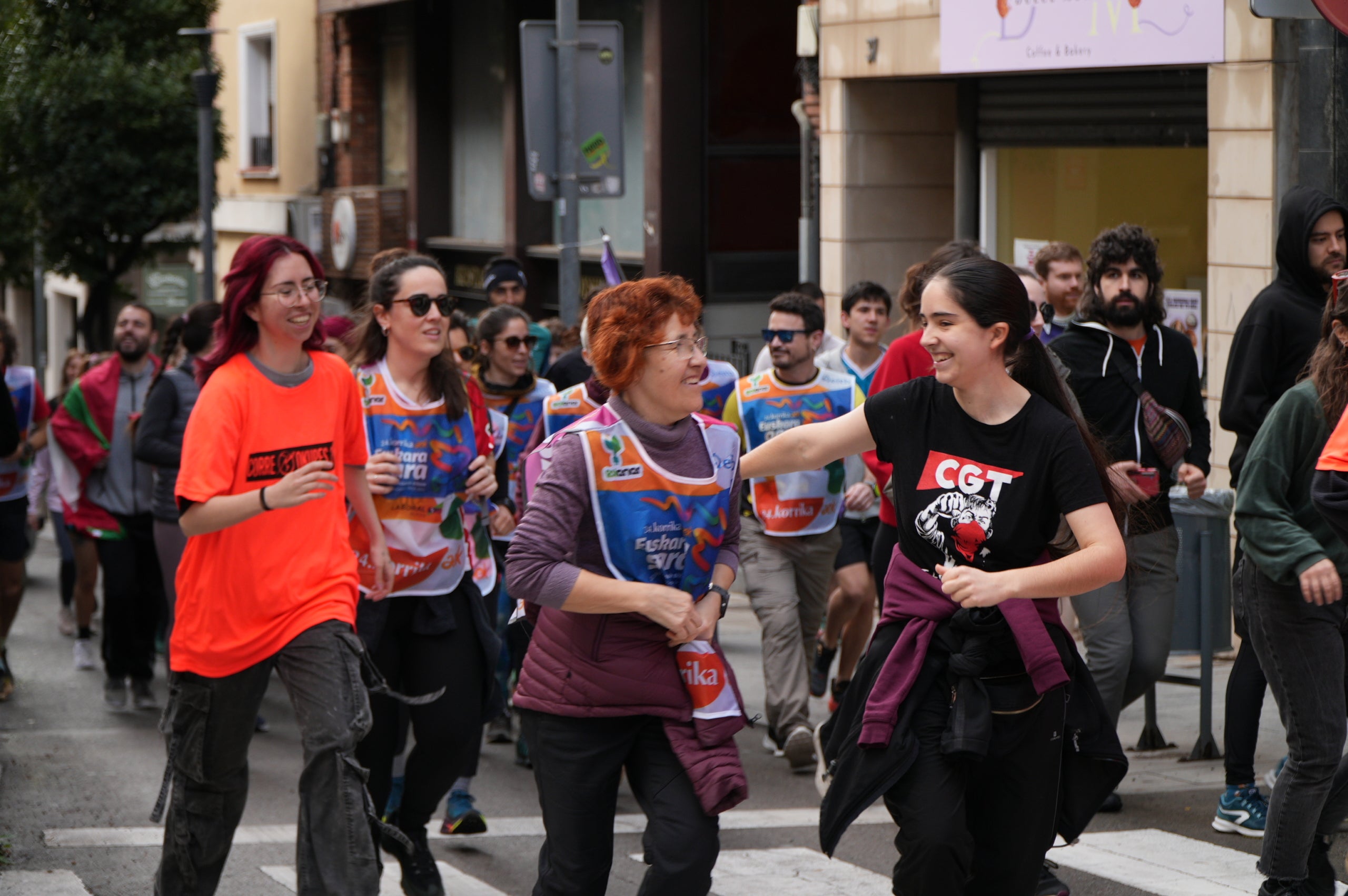 La plaça del Vapor Ventalló i els seus voltants, al centre de Terrassa, van ser l'escenari aquest dissabte de la segona edició local de la Korrika, una cursa que es fa cada dos anys al País Basc des del 1980 per reivindicar l'ús de l'euskera. I que, en la versió terrassenca, s'estén a l'ús del català i altres llengües minoritzades. Al matí, grups de totes les edats van córrer per aquests cèntrics carrers abans que al migdia hi hagués un acte polític amb la participació d'integrants de l'AEK, coordinadora per a alfabetitzar i euskaldunitzar a la població. I també de membres de la Plataforma per la Llengua, Català a Terrassa, Òmnium Cultural, Correllengua i el moviment feminista de la ciutat. I, a partir d'aquí i amb interpretació de cançons tradicionals basques, va ser el torn per a un pintxo pote, un dinar amb paella, el concert d'Uralita i una fi de festa de ball | Jan Romero