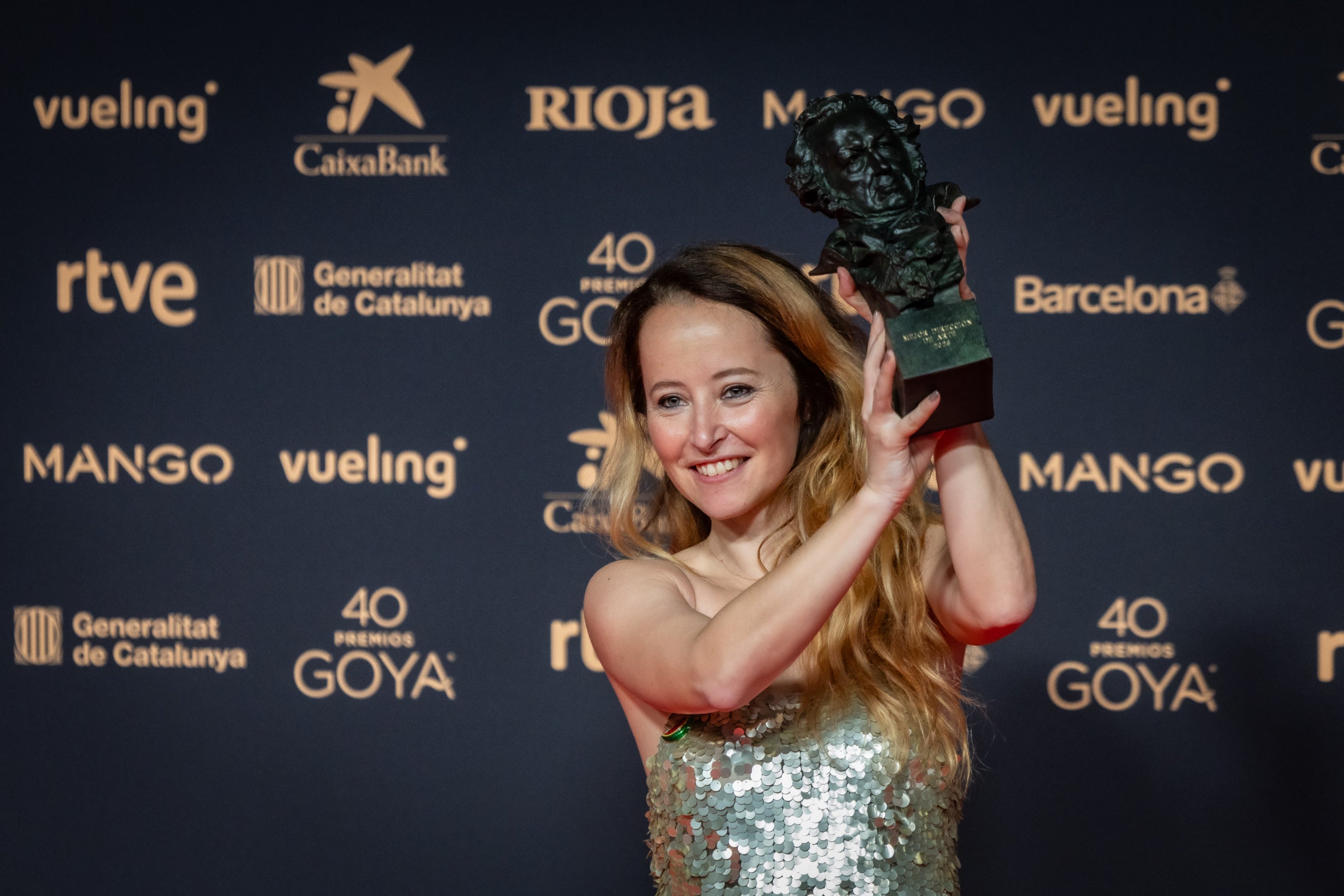 La directora d'art de Sirât, Laia Ateca, amb el Goya 2026 de la categoria a la cerimònia celebrada a l'Auditori de Barcelona | Jordi Borràs. Via ACN