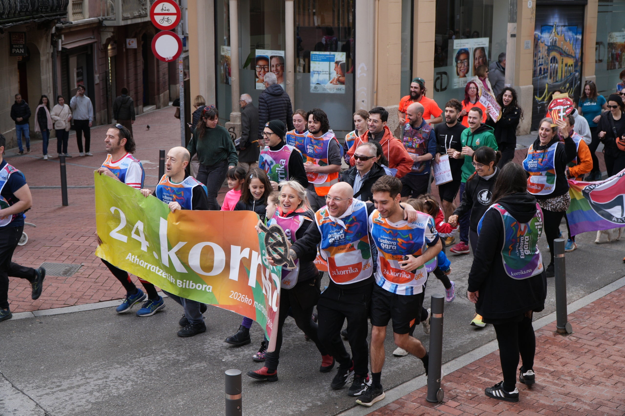 La Korrika 2026 per l'euskera a Terrassa, passant per la confluència dels carrers de la Rasa i Sant Pere | Jan Romero