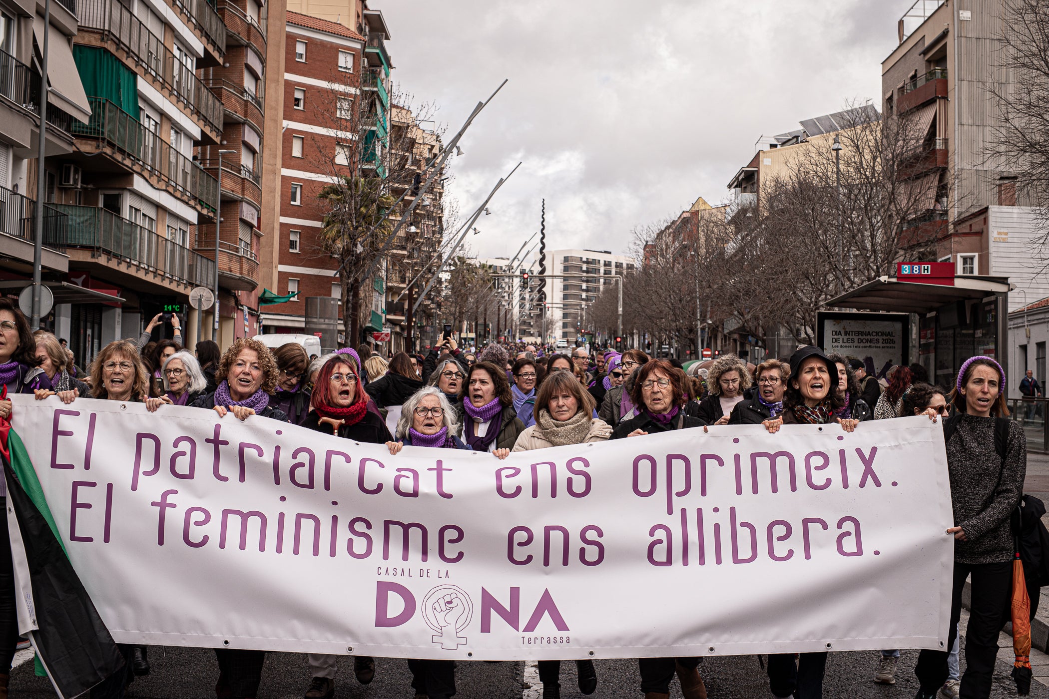 inó als simbòlics Jardins d'Eva Abad, a Torre-sana, en homenatge a la metgessa assassinada el 2019. Des de la plaça de la Dona, la desfilada feminista d'aquest any ha baixat per l'avinguda de Barcelona per girar cap a l'est i anar a la plaça de Ca n'Anglada, coneguda com 'la Roja' durant el franquisme, on s'ha llegit el manifest 50 anys de feminisme i la lluita continua! i hi ha hagut altres parlaments. Entre la desena d'entitats, encapçalades pel Casal de la Dona, que enguany compleix 40 anys, n'hi havia més d'una de barris però també les anticapitalistes Rudes Rebels. La desfilada ha acabat entonant les cançons Les criades i Cant de lluita | Javi Sánchez