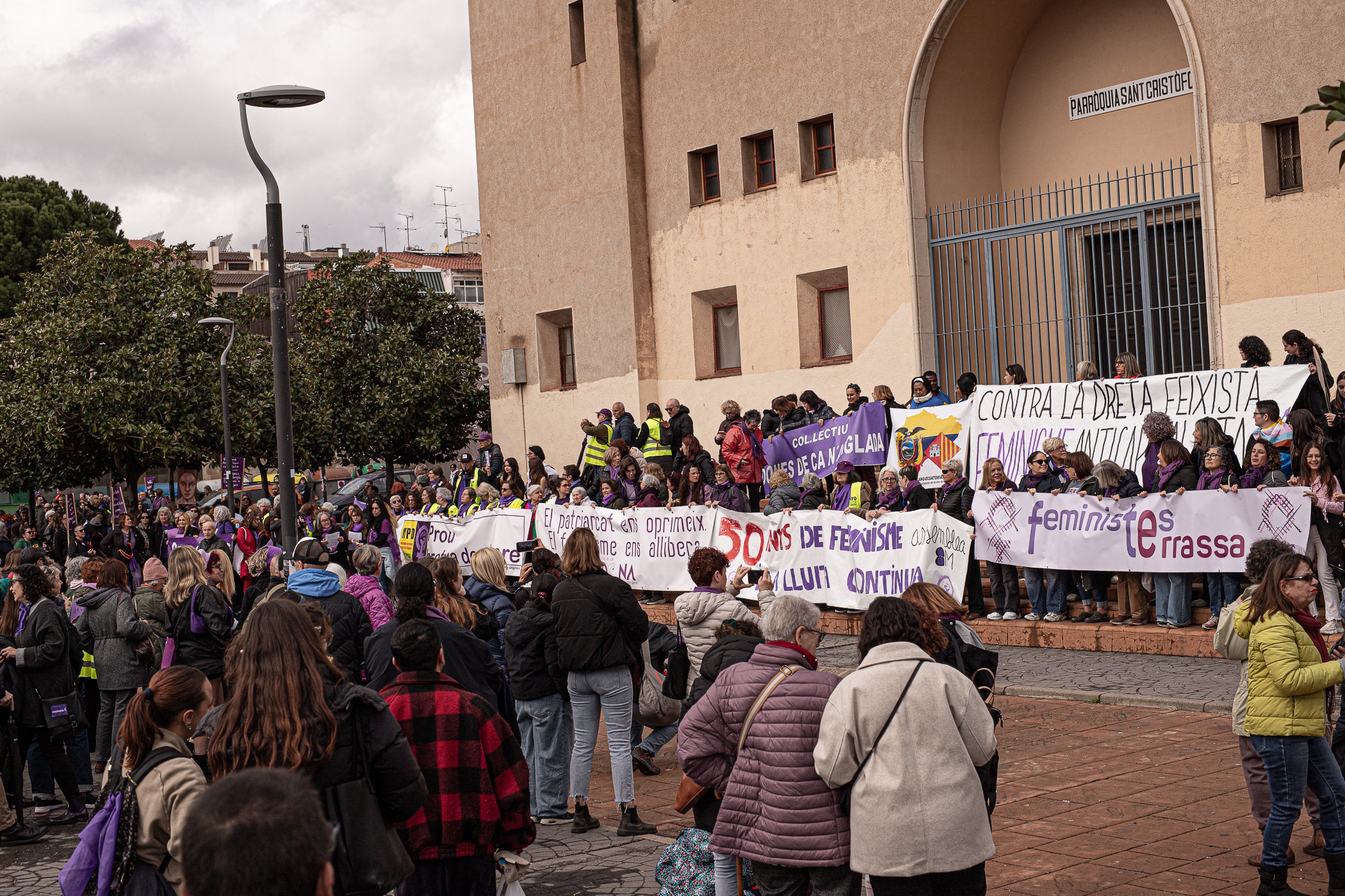 inó als simbòlics Jardins d'Eva Abad, a Torre-sana, en homenatge a la metgessa assassinada el 2019. Des de la plaça de la Dona, la desfilada feminista d'aquest any ha baixat per l'avinguda de Barcelona per girar cap a l'est i anar a la plaça de Ca n'Anglada, coneguda com 'la Roja' durant el franquisme, on s'ha llegit el manifest 50 anys de feminisme i la lluita continua! i hi ha hagut altres parlaments. Entre la desena d'entitats, encapçalades pel Casal de la Dona, que enguany compleix 40 anys, n'hi havia més d'una de barris però també les anticapitalistes Rudes Rebels. La desfilada ha acabat entonant les cançons Les criades i Cant de lluita | Javi Sánchez