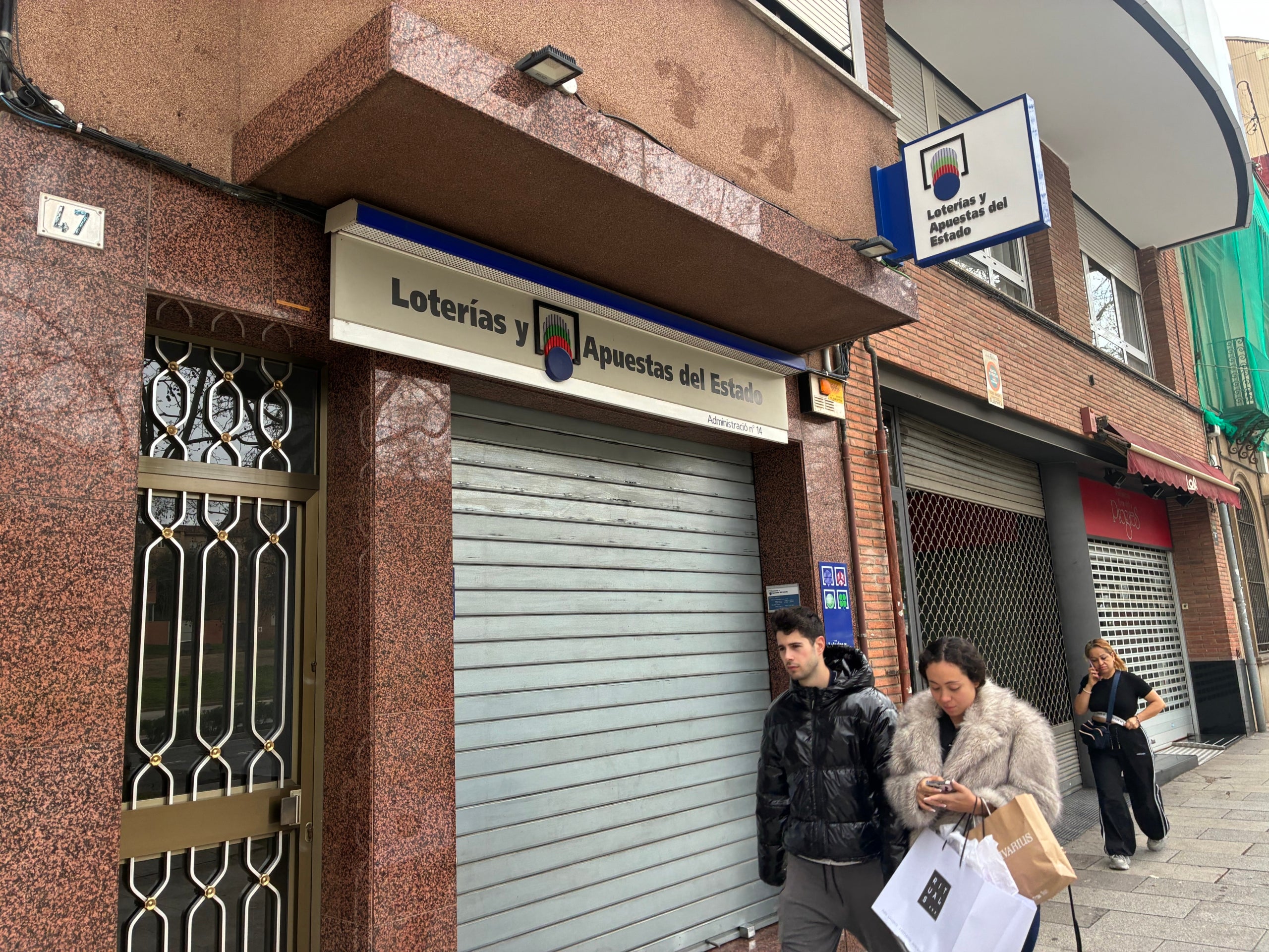 L'administració de loteria nª 4 de Terrassa, a la Rambla d'Ègara on ha tocat el primer premi, tancada aquest dissabte | Vicenç Batalla