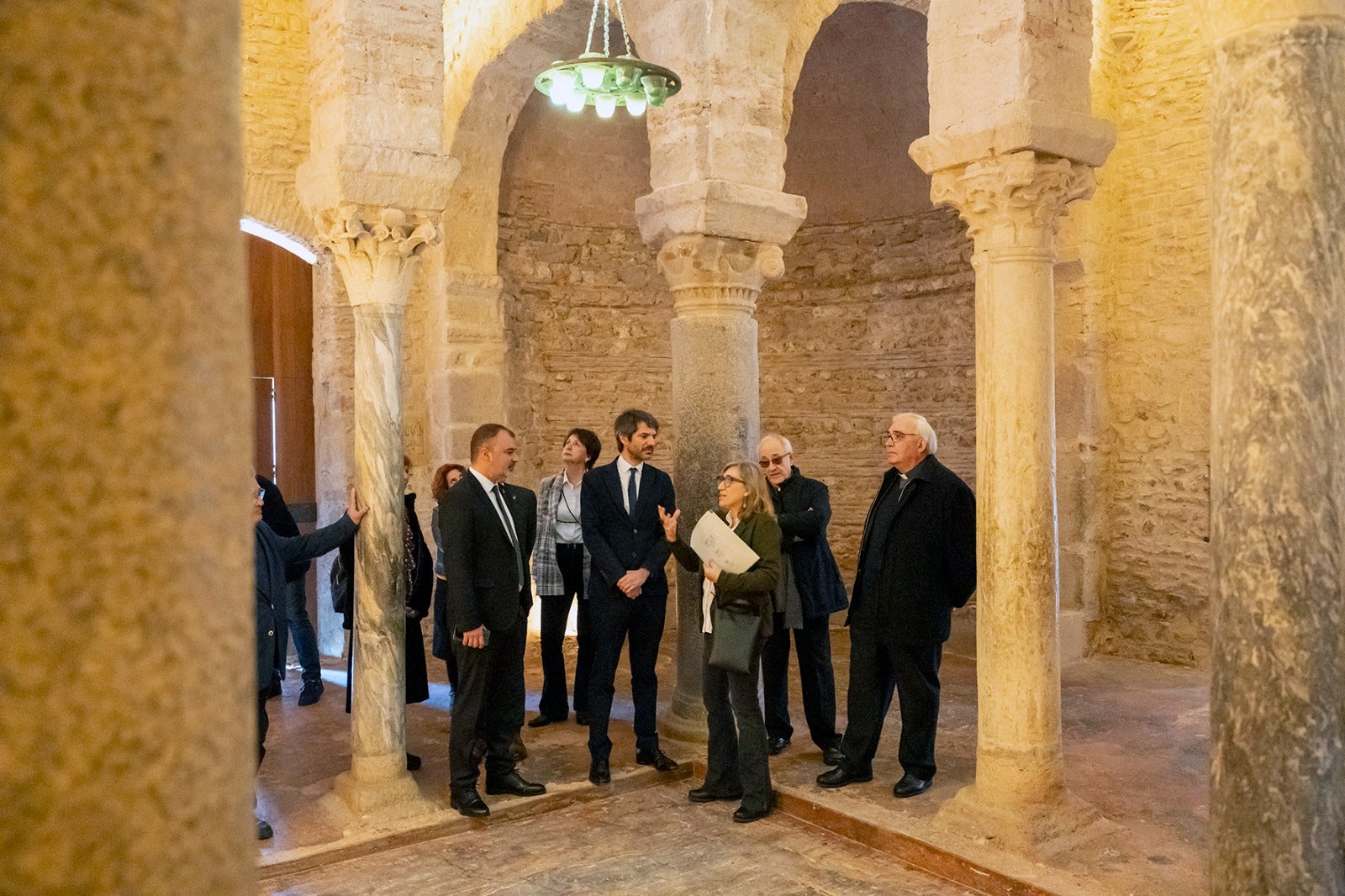 L'arqueòloga del Museu de Terrassa, Gemma Garcia, explicant a l'alcalde, Jordi Ballat, el ministre de Cultura, Ernest Urtasun, el bisbe de Terrassa, Salvador Cristau, i el vicari, Fidel Catalán, el conjunt de la Seu d'Ègara | Rafel Casanova (BCF)