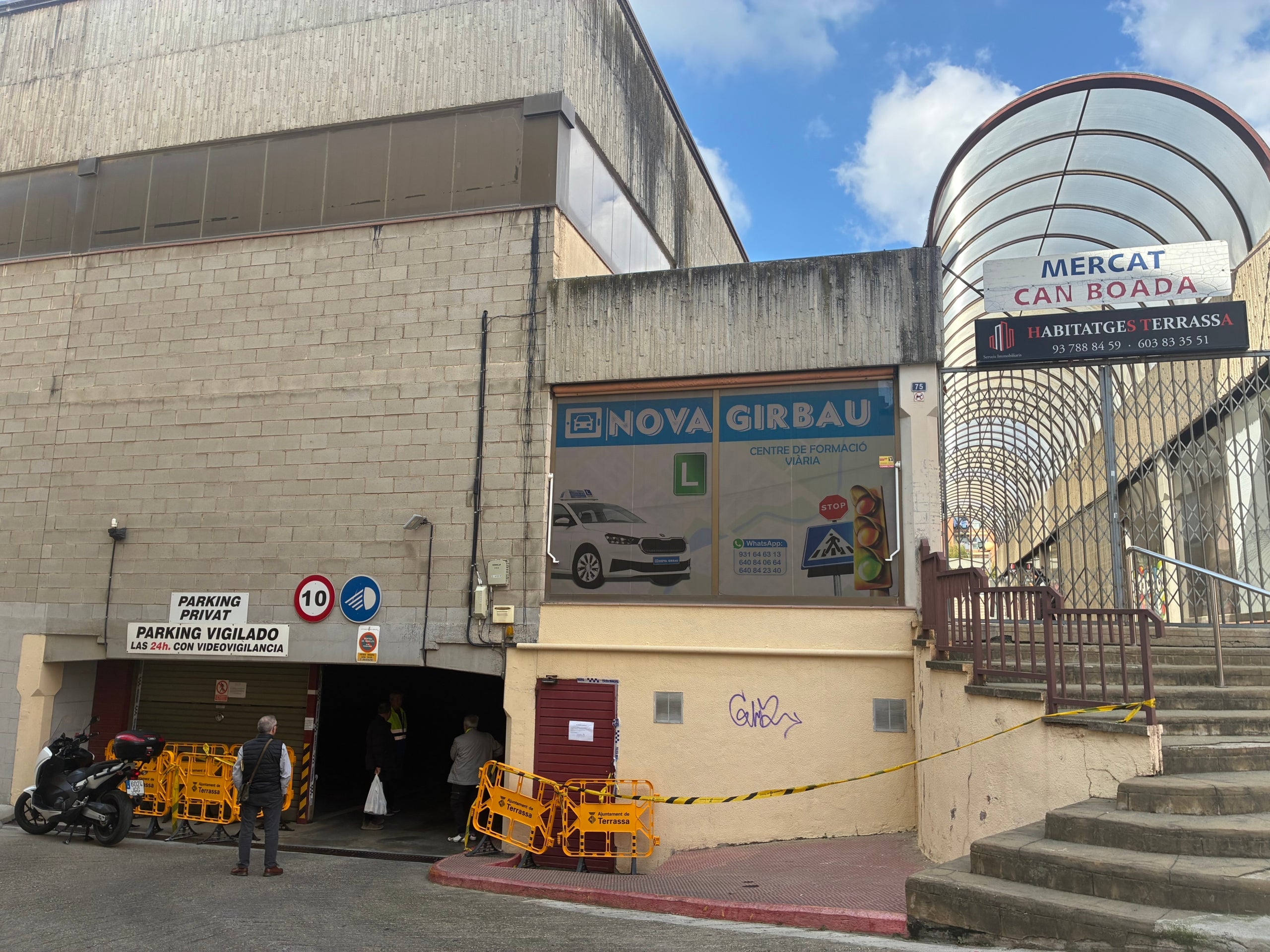 L'entrada del pàrquing incendiat sota el mercat de Can Boada de Terrassa, tancat des de fa temps, aquest dilluns abans de treure els últims cotxes | Vicenç Batalla