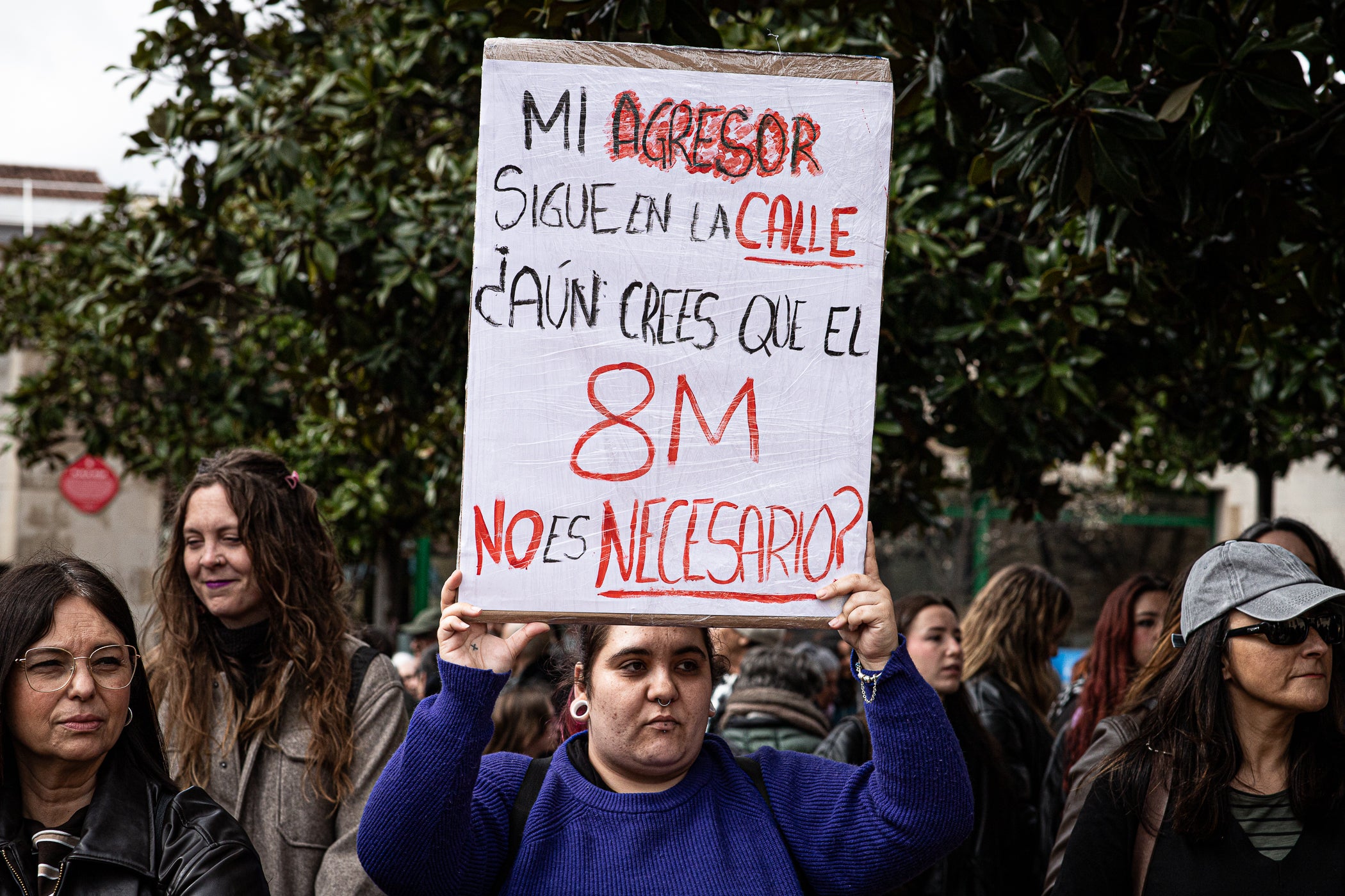 inó als simbòlics Jardins d'Eva Abad, a Torre-sana, en homenatge a la metgessa assassinada el 2019. Des de la plaça de la Dona, la desfilada feminista d'aquest any ha baixat per l'avinguda de Barcelona per girar cap a l'est i anar a la plaça de Ca n'Anglada, coneguda com 'la Roja' durant el franquisme, on s'ha llegit el manifest 50 anys de feminisme i la lluita continua! i hi ha hagut altres parlaments. Entre la desena d'entitats, encapçalades pel Casal de la Dona, que enguany compleix 40 anys, n'hi havia més d'una de barris però també les anticapitalistes Rudes Rebels. La desfilada ha acabat entonant les cançons Les criades i Cant de lluita | Javi Sánchez