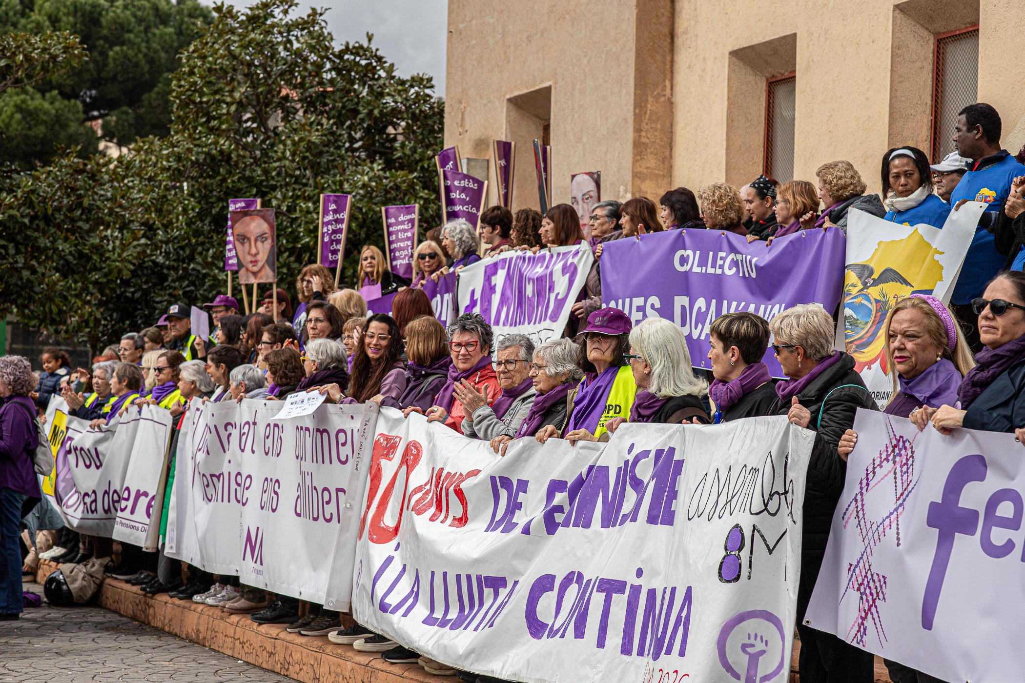 Per primera vegada, aquest 2026 la manifestació del 8M no ha acabat al Raval de Montserrat davant de l'Ajuntament de Terrassa sinó als simbòlics Jardins d'Eva Abad, a Torre-sana, en homenatge a la metgessa assassinada el 2019. Des de la plaça de la Dona, la desfilada feminista d'aquest any ha baixat per l'avinguda de Barcelona per girar cap a l'est i anar a la plaça de Ca n'Anglada, coneguda com 'la Roja' durant el franquisme, on s'ha llegit el manifest 50 anys de feminisme i la lluita continua! i hi ha hagut altres parlaments. Entre la desena d'entitats, encapçalades pel Casal de la Dona, que enguany compleix 40 anys, n'hi havia més d'una de barris però també les anticapitalistes Rudes Rebels. La desfilada ha acabat entonant les cançons Les criades i Cant de lluita | Javi Sánchez