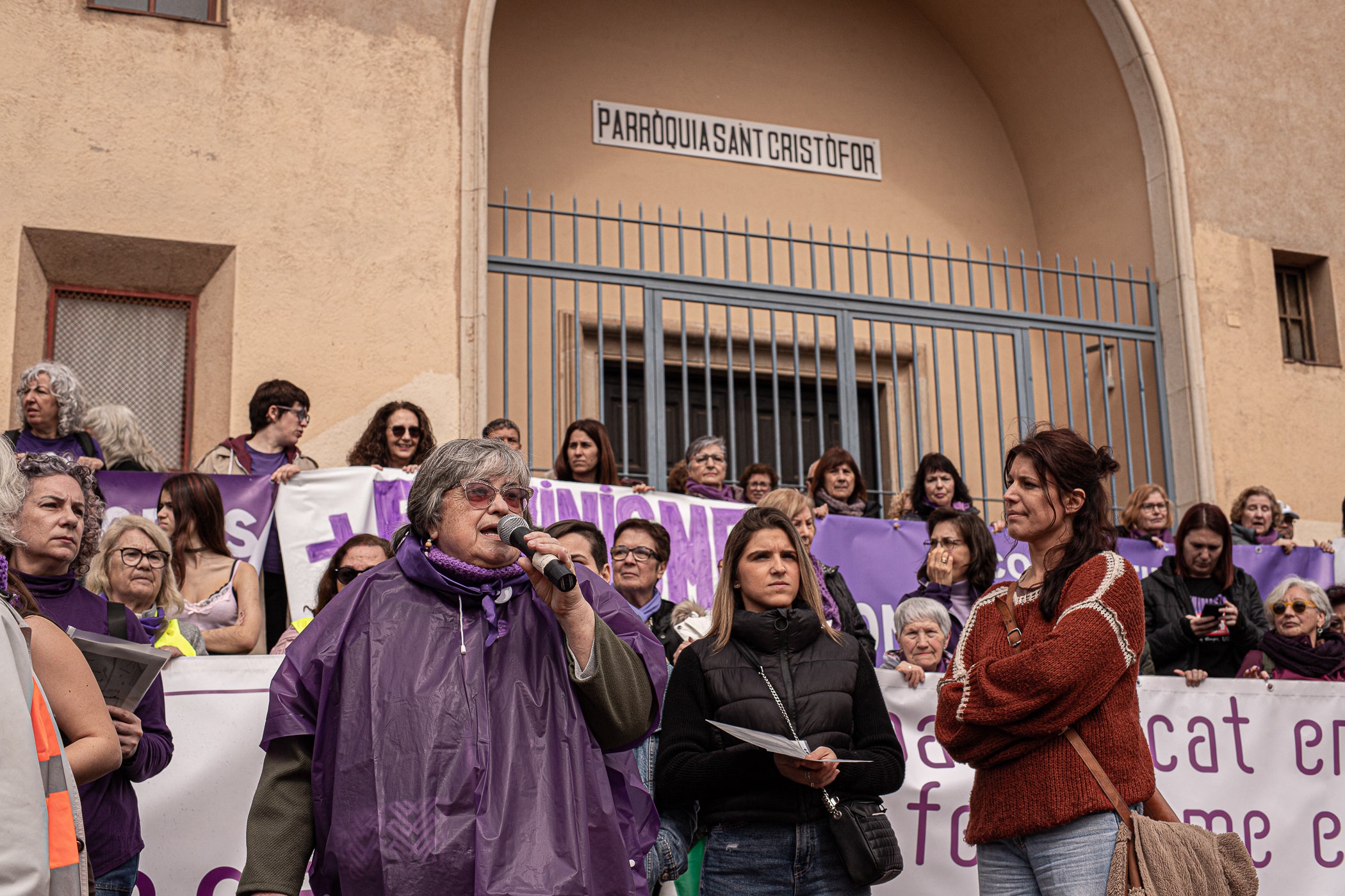 Per primera vegada, aquest 2026 la manifestació del 8M no ha acabat al Raval de Montserrat davant de l'Ajuntament de Terrassa sinó als simbòlics Jardins d'Eva Abad, a Torre-sana, en homenatge a la metgessa assassinada el 2019. Des de la plaça de la Dona, la desfilada feminista d'aquest any ha baixat per l'avinguda de Barcelona per girar cap a l'est i anar a la plaça de Ca n'Anglada, coneguda com 'la Roja' durant el franquisme, on s'ha llegit el manifest 50 anys de feminisme i la lluita continua! i hi ha hagut altres parlaments. Entre la desena d'entitats, encapçalades pel Casal de la Dona, que enguany compleix 40 anys, n'hi havia més d'una de barris però també les anticapitalistes Rudes Rebels. La desfilada ha acabat entonant les cançons Les criades i Cant de lluita | Javi Sánchez