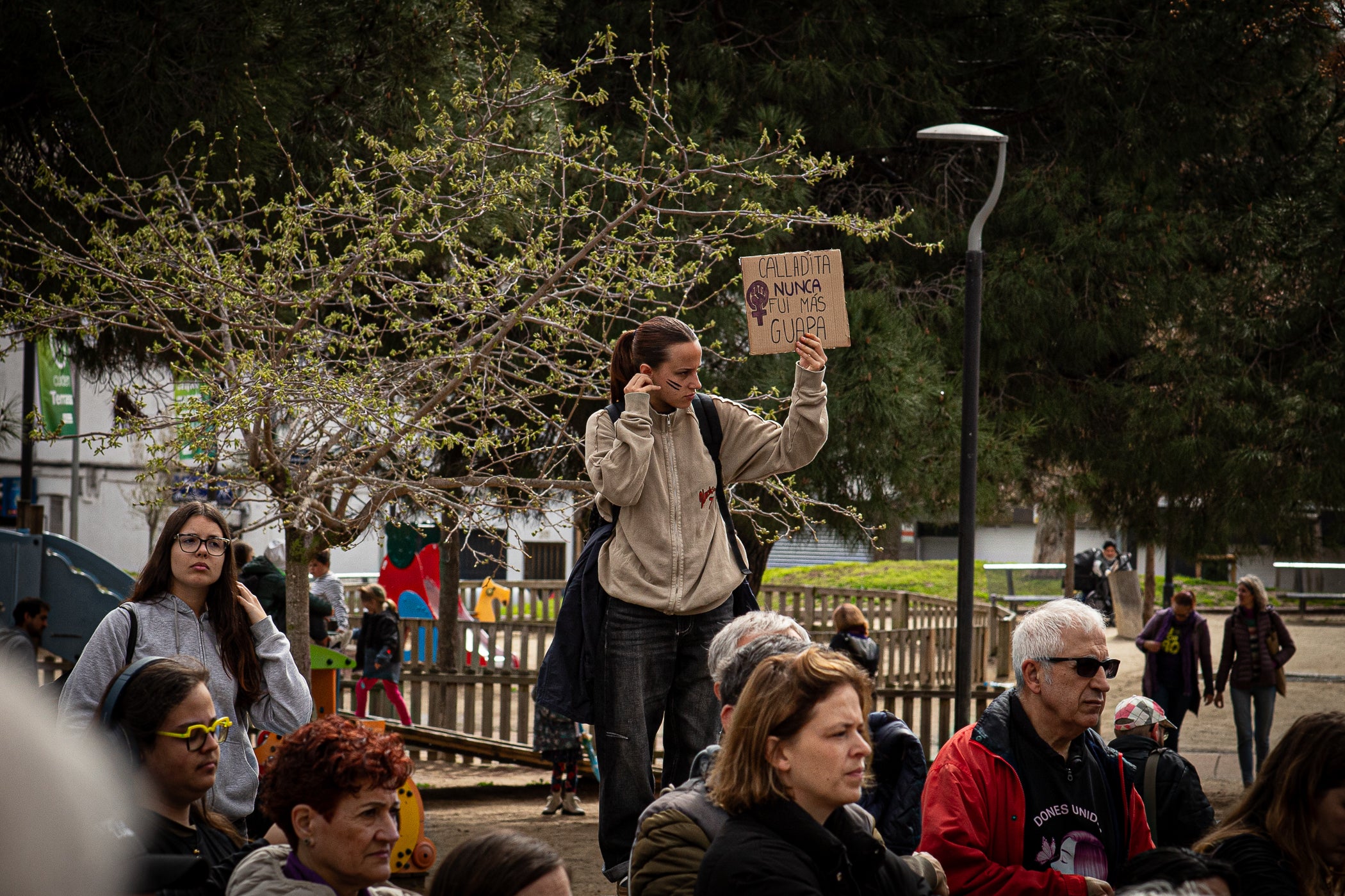 Per primera vegada, aquest 2026 la manifestació del 8M no ha acabat al Raval de Montserrat davant de l'Ajuntament de Terrassa sinó als simbòlics Jardins d'Eva Abad, a Torre-sana, en homenatge a la metgessa assassinada el 2019. Des de la plaça de la Dona, la desfilada feminista d'aquest any ha baixat per l'avinguda de Barcelona per girar cap a l'est i anar a la plaça de Ca n'Anglada, coneguda com 'la Roja' durant el franquisme, on s'ha llegit el manifest 50 anys de feminisme i la lluita continua! i hi ha hagut altres parlaments. Entre la desena d'entitats, encapçalades pel Casal de la Dona, que enguany compleix 40 anys, n'hi havia més d'una de barris però també les anticapitalistes Rudes Rebels. La desfilada ha acabat entonant les cançons Les criades i Cant de lluita | Javi Sánchez