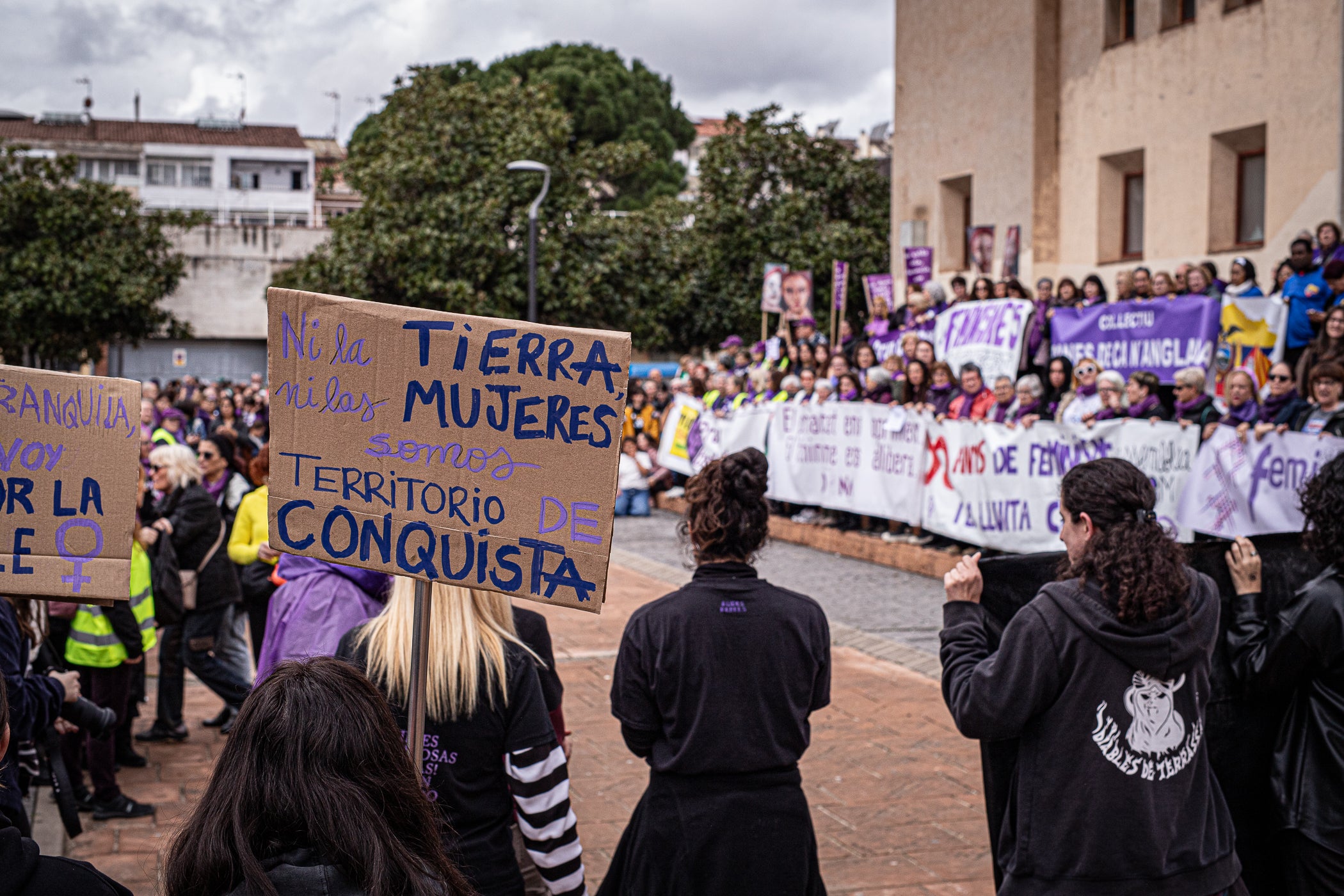 Per primera vegada, aquest 2026 la manifestació del 8M no ha acabat al Raval de Montserrat davant de l'Ajuntament de Terrassa sinó als simbòlics Jardins d'Eva Abad, a Torre-sana, en homenatge a la metgessa assassinada el 2019. Des de la plaça de la Dona, la desfilada feminista d'aquest any ha baixat per l'avinguda de Barcelona per girar cap a l'est i anar a la plaça de Ca n'Anglada, coneguda com 'la Roja' durant el franquisme, on s'ha llegit el manifest 50 anys de feminisme i la lluita continua! i hi ha hagut altres parlaments. Entre la desena d'entitats, encapçalades pel Casal de la Dona, que enguany compleix 40 anys, n'hi havia més d'una de barris però també les anticapitalistes Rudes Rebels. La desfilada ha acabat entonant les cançons Les criades i Cant de lluita | Javi Sánchez