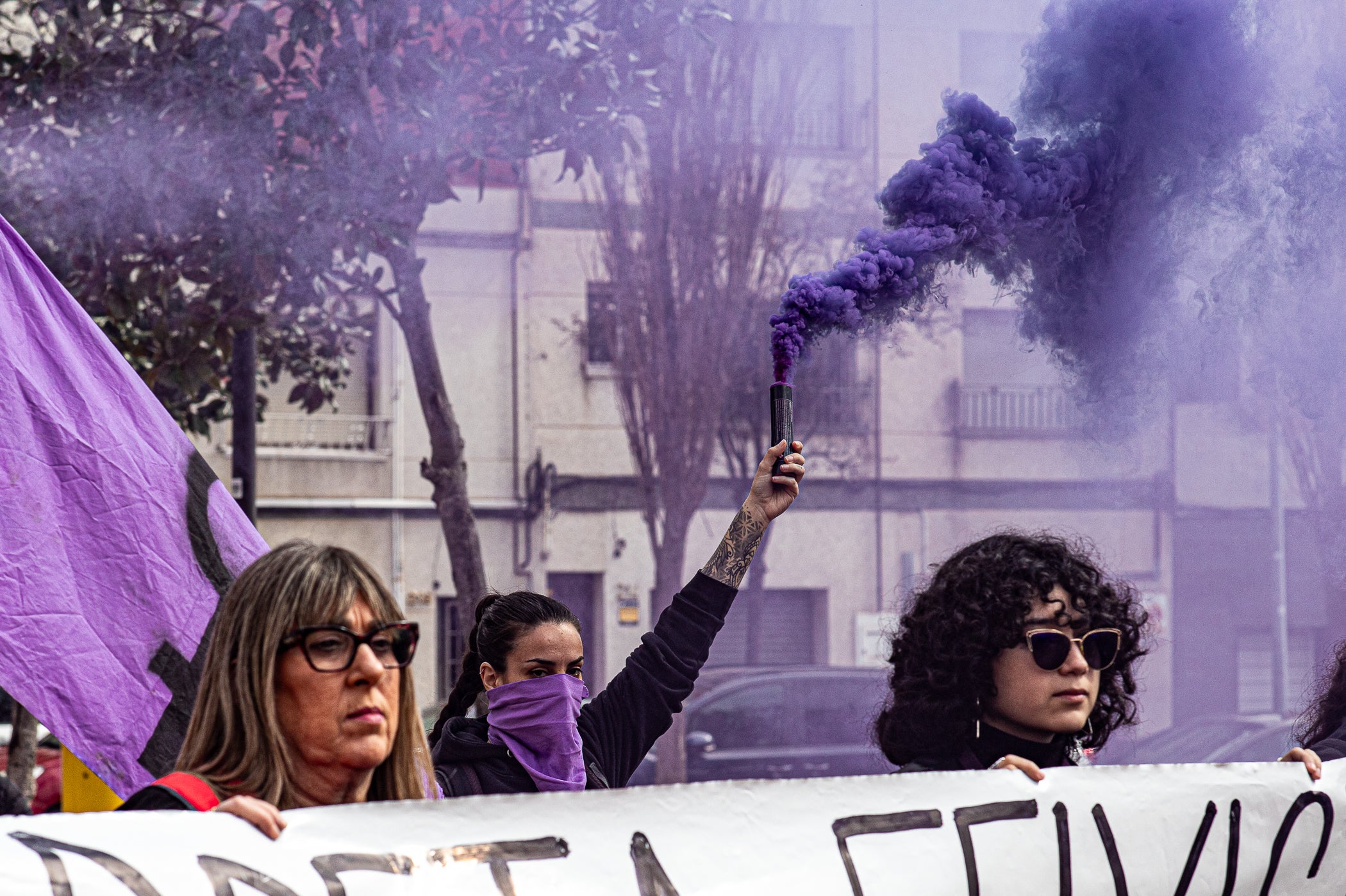 Per primera vegada, aquest 2026 la manifestació del 8M no ha acabat al Raval de Montserrat davant de l'Ajuntament de Terrassa sinó als simbòlics Jardins d'Eva Abad, a Torre-sana, en homenatge a la metgessa assassinada el 2019. Des de la plaça de la Dona, la desfilada feminista d'aquest any ha baixat per l'avinguda de Barcelona per girar cap a l'est i anar a la plaça de Ca n'Anglada, coneguda com 'la Roja' durant el franquisme, on s'ha llegit el manifest 50 anys de feminisme i la lluita continua! i hi ha hagut altres parlaments. Entre la desena d'entitats, encapçalades pel Casal de la Dona, que enguany compleix 40 anys, n'hi havia més d'una de barris però també les anticapitalistes Rudes Rebels. La desfilada ha acabat entonant les cançons Les criades i Cant de lluita | Javi Sánchez