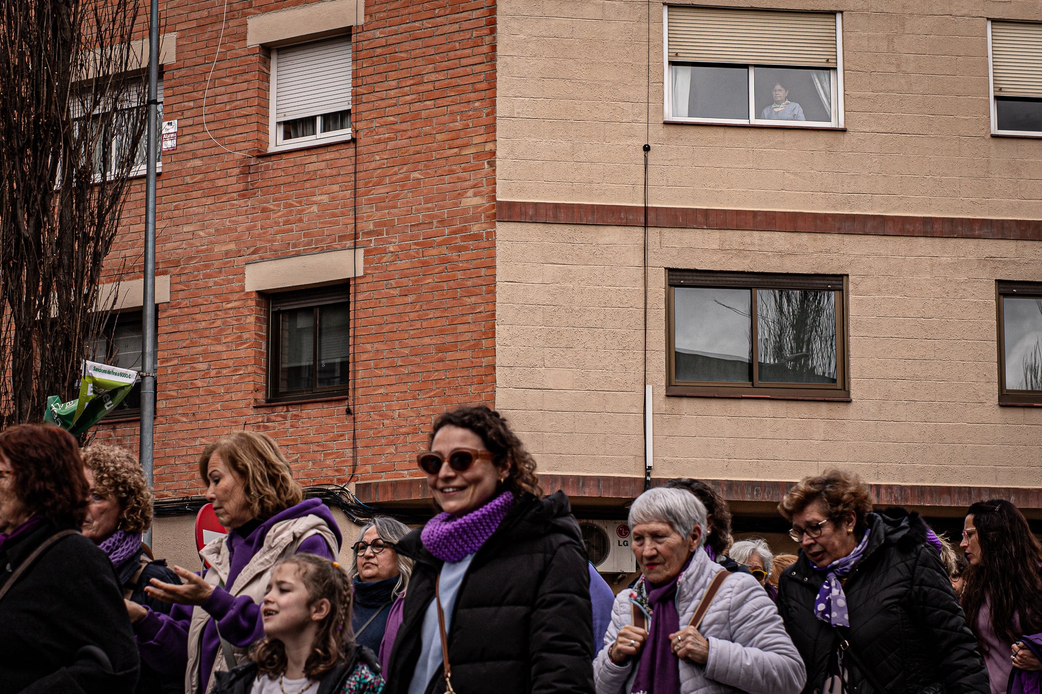 Per primera vegada, aquest 2026 la manifestació del 8M no ha acabat al Raval de Montserrat davant de l'Ajuntament de Terrassa sinó als simbòlics Jardins d'Eva Abad, a Torre-sana, en homenatge a la metgessa assassinada el 2019. Des de la plaça de la Dona, la desfilada feminista d'aquest any ha baixat per l'avinguda de Barcelona per girar cap a l'est i anar a la plaça de Ca n'Anglada, coneguda com 'la Roja' durant el franquisme, on s'ha llegit el manifest 50 anys de feminisme i la lluita continua! i hi ha hagut altres parlaments. Entre la desena d'entitats, encapçalades pel Casal de la Dona, que enguany compleix 40 anys, n'hi havia més d'una de barris però també les anticapitalistes Rudes Rebels. La desfilada ha acabat entonant les cançons Les criades i Cant de lluita | Javi Sánchez