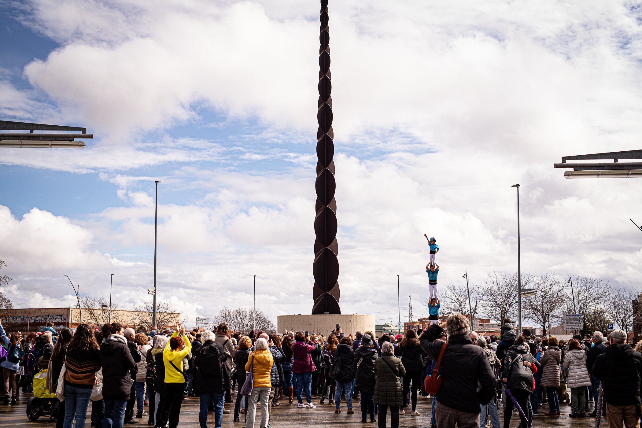 Per primera vegada, aquest 2026 la manifestació del 8M no ha acabat al Raval de Montserrat davant de l'Ajuntament de Terrassa sinó als simbòlics Jardins d'Eva Abad, a Torre-sana, en homenatge a la metgessa assassinada el 2019. Des de la plaça de la Dona, la desfilada feminista d'aquest any ha baixat per l'avinguda de Barcelona per girar cap a l'est i anar a la plaça de Ca n'Anglada, coneguda com 'la Roja' durant el franquisme, on s'ha llegit el manifest 50 anys de feminisme i la lluita continua! i hi ha hagut altres parlaments. Entre la desena d'entitats, encapçalades pel Casal de la Dona, que enguany compleix 40 anys, n'hi havia més d'una de barris però també les anticapitalistes Rudes Rebels. La desfilada ha acabat entonant les cançons Les criades i Cant de lluita | Javi Sánchez