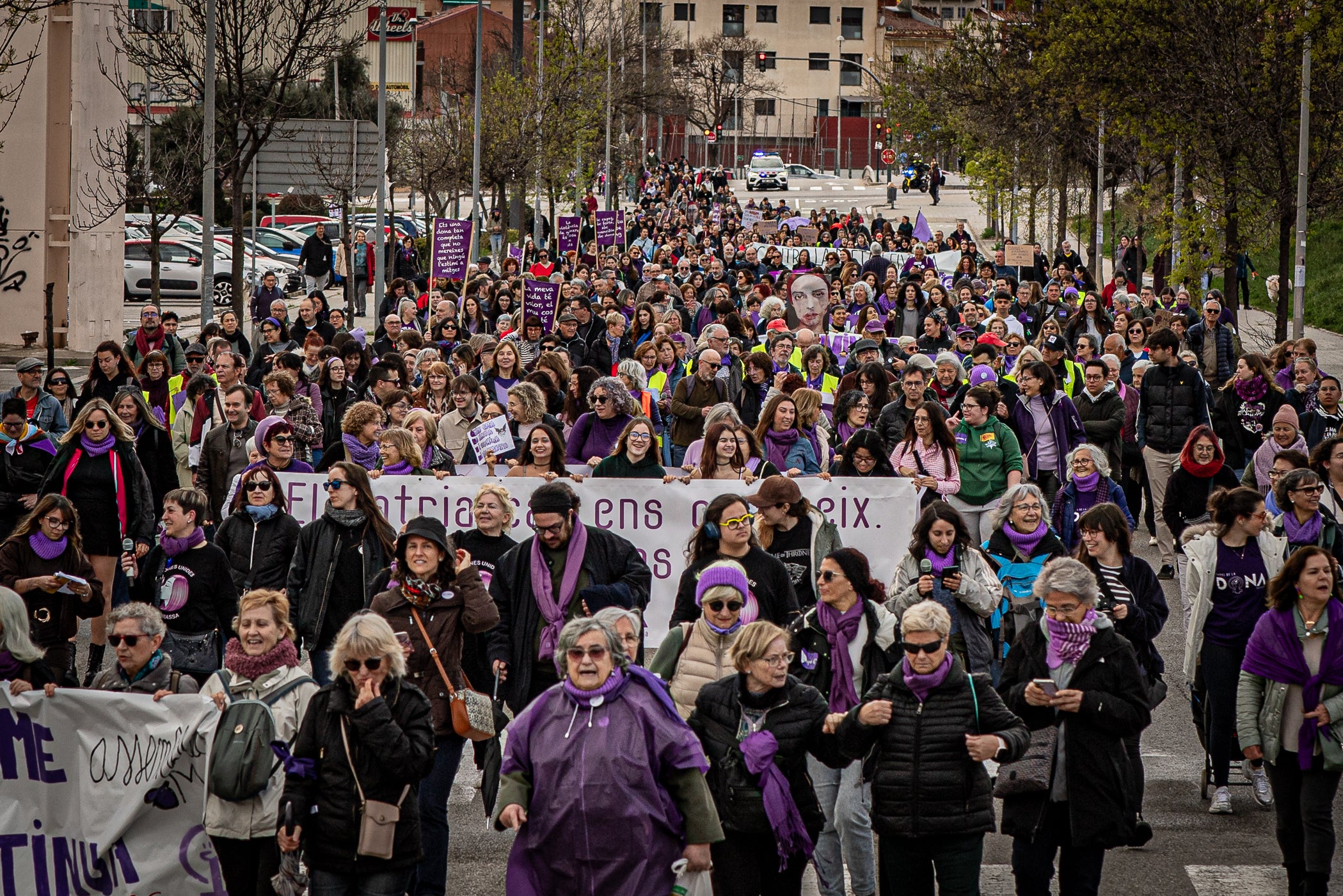 Per primera vegada, aquest 2026 la manifestació del 8M no ha acabat al Raval de Montserrat davant de l'Ajuntament de Terrassa sinó als simbòlics Jardins d'Eva Abad, a Torre-sana, en homenatge a la metgessa assassinada el 2019. Des de la plaça de la Dona, la desfilada feminista d'aquest any ha baixat per l'avinguda de Barcelona per girar cap a l'est i anar a la plaça de Ca n'Anglada, coneguda com 'la Roja' durant el franquisme, on s'ha llegit el manifest 50 anys de feminisme i la lluita continua! i hi ha hagut altres parlaments. Entre la desena d'entitats, encapçalades pel Casal de la Dona, que enguany compleix 40 anys, n'hi havia més d'una de barris però també les anticapitalistes Rudes Rebels. La desfilada ha acabat entonant les cançons Les criades i Cant de lluita | Javi Sánchez