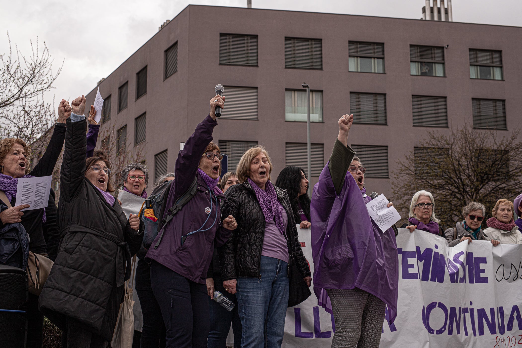 Per primera vegada, aquest 2026 la manifestació del 8M no ha acabat al Raval de Montserrat davant de l'Ajuntament de Terrassa sinó als simbòlics Jardins d'Eva Abad, a Torre-sana, en homenatge a la metgessa assassinada el 2019. Des de la plaça de la Dona, la desfilada feminista d'aquest any ha baixat per l'avinguda de Barcelona per girar cap a l'est i anar a la plaça de Ca n'Anglada, coneguda com 'la Roja' durant el franquisme, on s'ha llegit el manifest 50 anys de feminisme i la lluita continua! i hi ha hagut altres parlaments. Entre la desena d'entitats, encapçalades pel Casal de la Dona, que enguany compleix 40 anys, n'hi havia més d'una de barris però també les anticapitalistes Rudes Rebels. La desfilada ha acabat entonant les cançons Les criades i Cant de lluita | Javi Sánchez