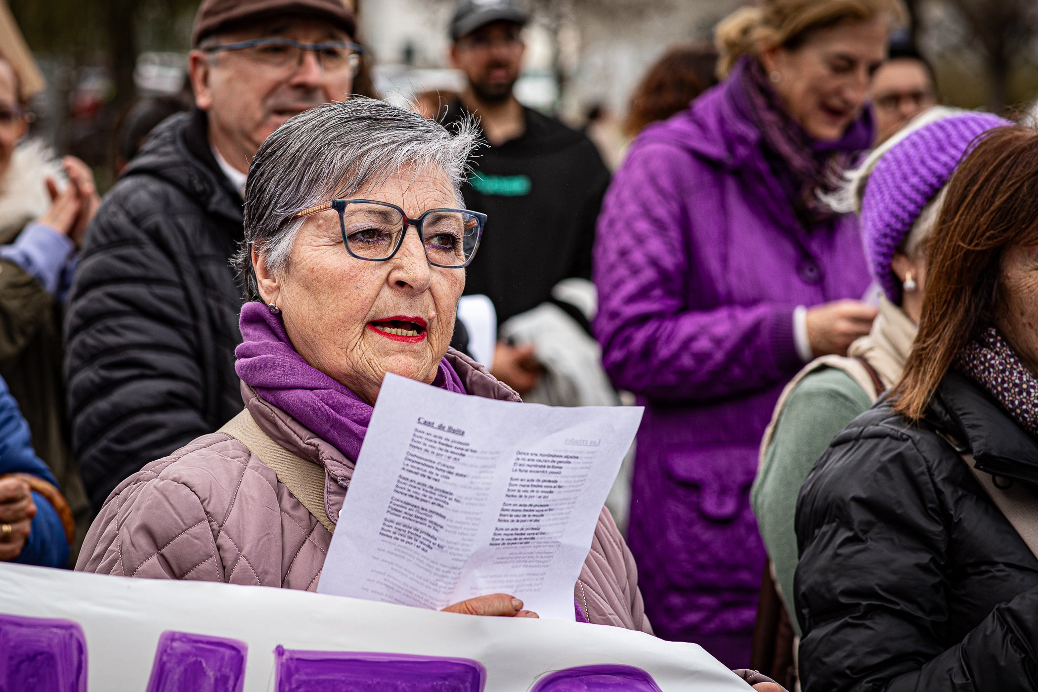 Per primera vegada, aquest 2026 la manifestació del 8M no ha acabat al Raval de Montserrat davant de l'Ajuntament de Terrassa sinó als simbòlics Jardins d'Eva Abad, a Torre-sana, en homenatge a la metgessa assassinada el 2019. Des de la plaça de la Dona, la desfilada feminista d'aquest any ha baixat per l'avinguda de Barcelona per girar cap a l'est i anar a la plaça de Ca n'Anglada, coneguda com 'la Roja' durant el franquisme, on s'ha llegit el manifest 50 anys de feminisme i la lluita continua! i hi ha hagut altres parlaments. Entre la desena d'entitats, encapçalades pel Casal de la Dona, que enguany compleix 40 anys, n'hi havia més d'una de barris però també les anticapitalistes Rudes Rebels. La desfilada ha acabat entonant les cançons Les criades i Cant de lluita | Javi Sánchez