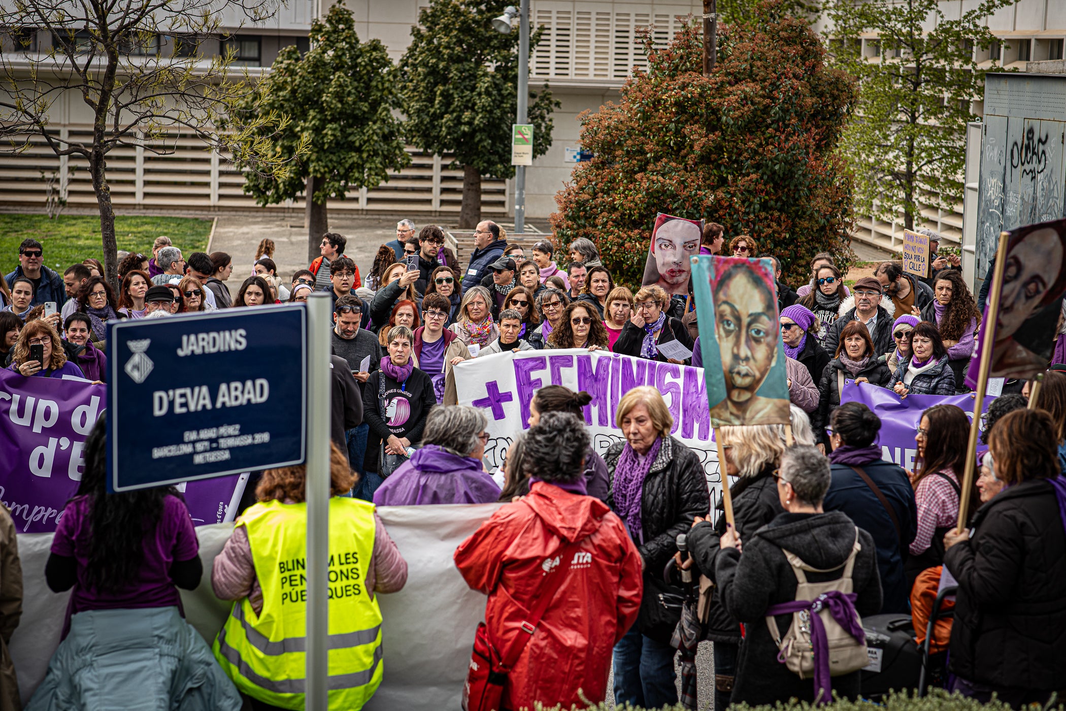 Per primera vegada, aquest 2026 la manifestació del 8M no ha acabat al Raval de Montserrat davant de l'Ajuntament de Terrassa sinó als simbòlics Jardins d'Eva Abad, a Torre-sana, en homenatge a la metgessa assassinada el 2019. Des de la plaça de la Dona, la desfilada feminista d'aquest any ha baixat per l'avinguda de Barcelona per girar cap a l'est i anar a la plaça de Ca n'Anglada, coneguda com 'la Roja' durant el franquisme, on s'ha llegit el manifest 50 anys de feminisme i la lluita continua! i hi ha hagut altres parlaments. Entre la desena d'entitats, encapçalades pel Casal de la Dona, que enguany compleix 40 anys, n'hi havia més d'una de barris però també les anticapitalistes Rudes Rebels. La desfilada ha acabat entonant les cançons Les criades i Cant de lluita | Javi Sánchez