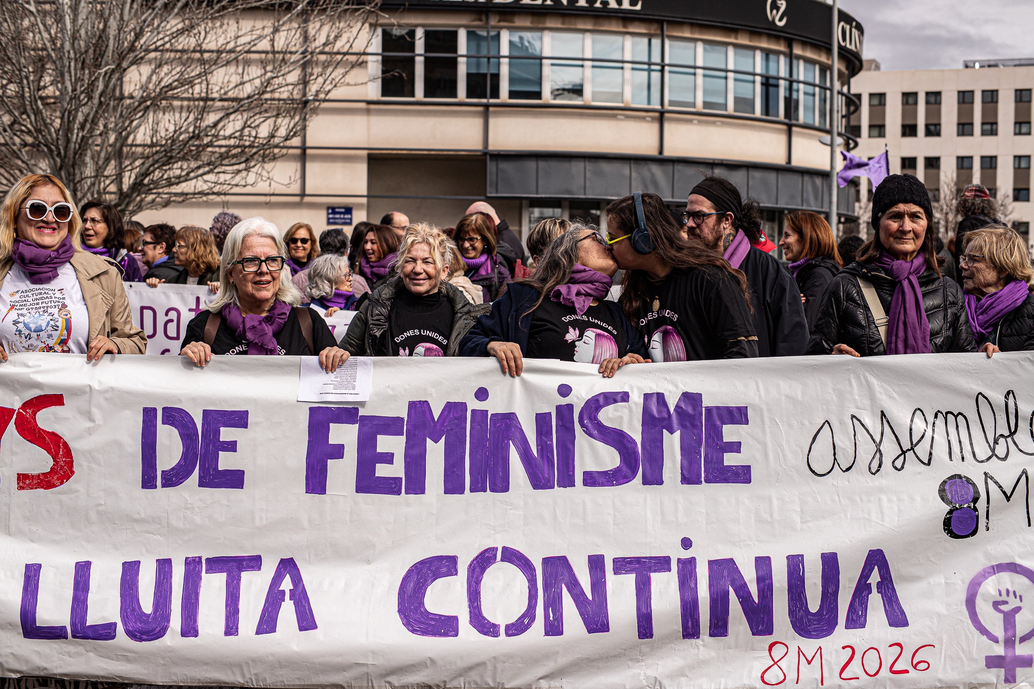 inó als simbòlics Jardins d'Eva Abad, a Torre-sana, en homenatge a la metgessa assassinada el 2019. Des de la plaça de la Dona, la desfilada feminista d'aquest any ha baixat per l'avinguda de Barcelona per girar cap a l'est i anar a la plaça de Ca n'Anglada, coneguda com 'la Roja' durant el franquisme, on s'ha llegit el manifest 50 anys de feminisme i la lluita continua! i hi ha hagut altres parlaments. Entre la desena d'entitats, encapçalades pel Casal de la Dona, que enguany compleix 40 anys, n'hi havia més d'una de barris però també les anticapitalistes Rudes Rebels. La desfilada ha acabat entonant les cançons Les criades i Cant de lluita | Javi Sánchez