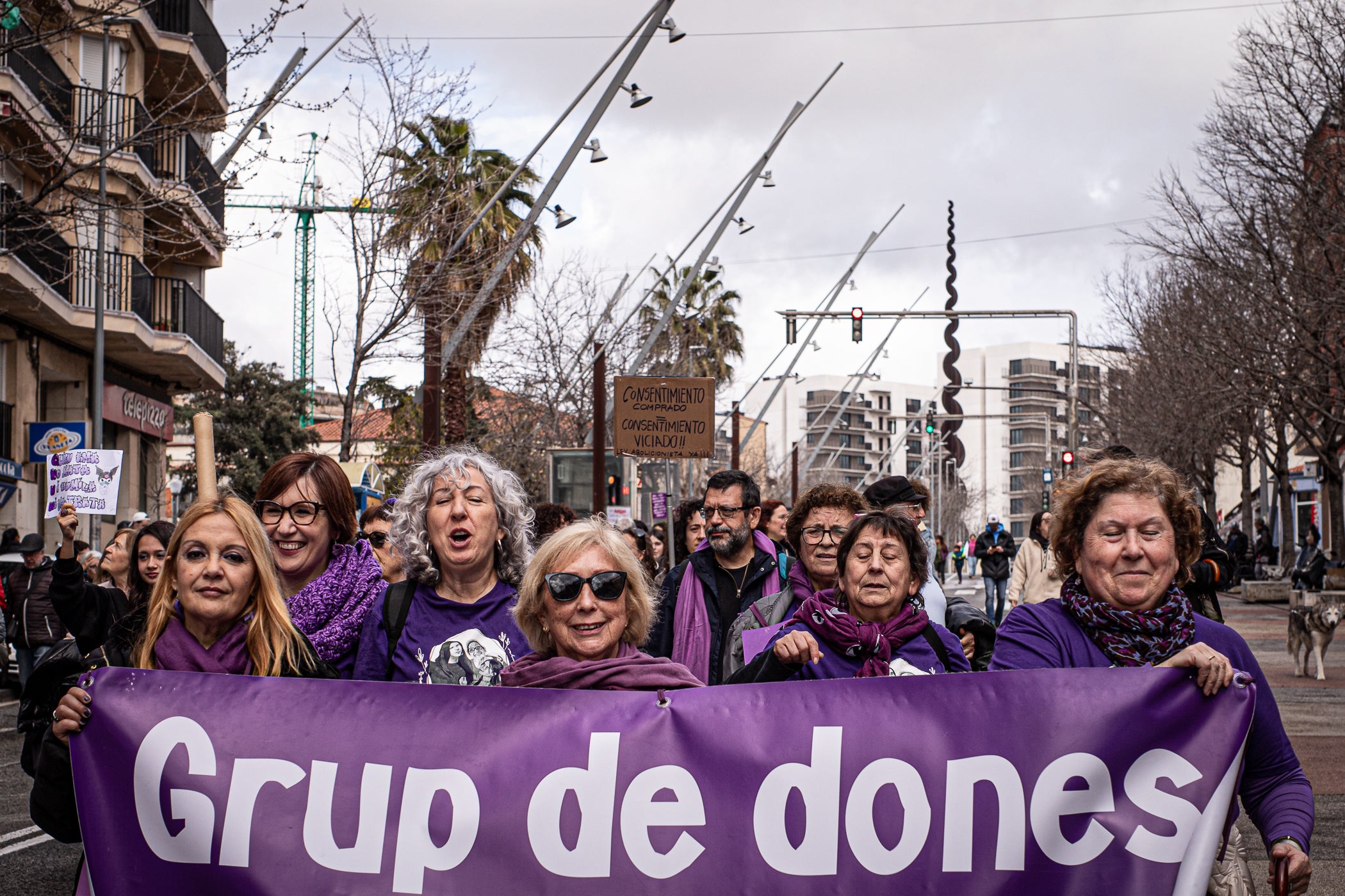 inó als simbòlics Jardins d'Eva Abad, a Torre-sana, en homenatge a la metgessa assassinada el 2019. Des de la plaça de la Dona, la desfilada feminista d'aquest any ha baixat per l'avinguda de Barcelona per girar cap a l'est i anar a la plaça de Ca n'Anglada, coneguda com 'la Roja' durant el franquisme, on s'ha llegit el manifest 50 anys de feminisme i la lluita continua! i hi ha hagut altres parlaments. Entre la desena d'entitats, encapçalades pel Casal de la Dona, que enguany compleix 40 anys, n'hi havia més d'una de barris però també les anticapitalistes Rudes Rebels. La desfilada ha acabat entonant les cançons Les criades i Cant de lluita | Javi Sánchez