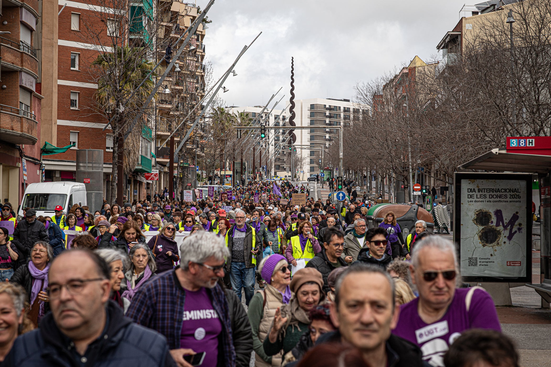 inó als simbòlics Jardins d'Eva Abad, a Torre-sana, en homenatge a la metgessa assassinada el 2019. Des de la plaça de la Dona, la desfilada feminista d'aquest any ha baixat per l'avinguda de Barcelona per girar cap a l'est i anar a la plaça de Ca n'Anglada, coneguda com 'la Roja' durant el franquisme, on s'ha llegit el manifest 50 anys de feminisme i la lluita continua! i hi ha hagut altres parlaments. Entre la desena d'entitats, encapçalades pel Casal de la Dona, que enguany compleix 40 anys, n'hi havia més d'una de barris però també les anticapitalistes Rudes Rebels. La desfilada ha acabat entonant les cançons Les criades i Cant de lluita | Javi Sánchez