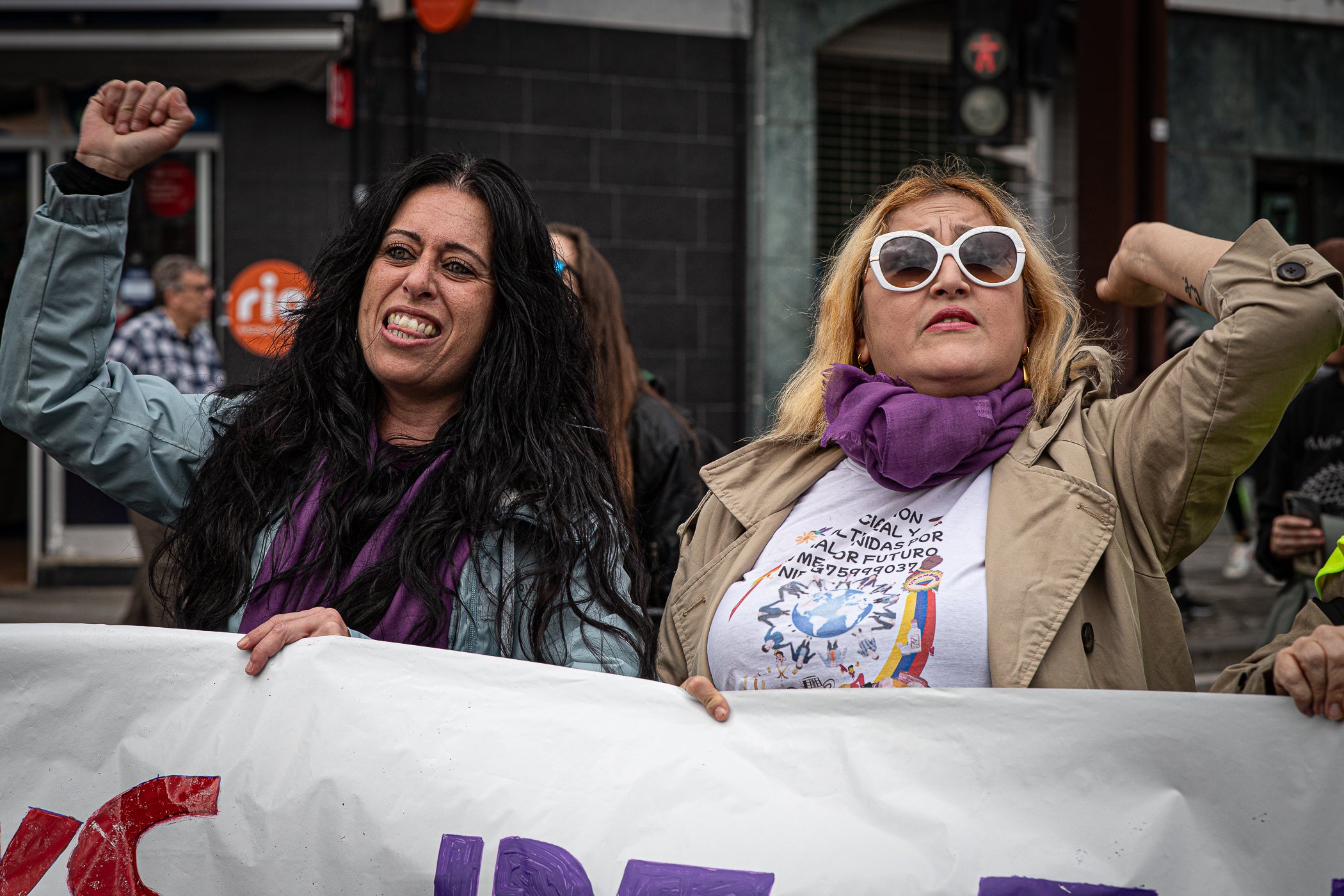 inó als simbòlics Jardins d'Eva Abad, a Torre-sana, en homenatge a la metgessa assassinada el 2019. Des de la plaça de la Dona, la desfilada feminista d'aquest any ha baixat per l'avinguda de Barcelona per girar cap a l'est i anar a la plaça de Ca n'Anglada, coneguda com 'la Roja' durant el franquisme, on s'ha llegit el manifest 50 anys de feminisme i la lluita continua! i hi ha hagut altres parlaments. Entre la desena d'entitats, encapçalades pel Casal de la Dona, que enguany compleix 40 anys, n'hi havia més d'una de barris però també les anticapitalistes Rudes Rebels. La desfilada ha acabat entonant les cançons Les criades i Cant de lluita | Javi Sánchez