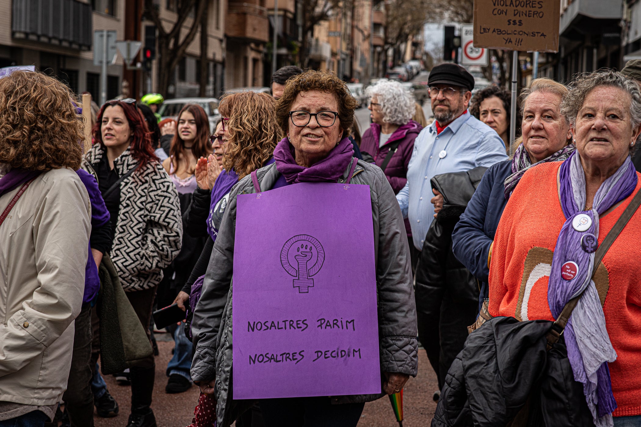 inó als simbòlics Jardins d'Eva Abad, a Torre-sana, en homenatge a la metgessa assassinada el 2019. Des de la plaça de la Dona, la desfilada feminista d'aquest any ha baixat per l'avinguda de Barcelona per girar cap a l'est i anar a la plaça de Ca n'Anglada, coneguda com 'la Roja' durant el franquisme, on s'ha llegit el manifest 50 anys de feminisme i la lluita continua! i hi ha hagut altres parlaments. Entre la desena d'entitats, encapçalades pel Casal de la Dona, que enguany compleix 40 anys, n'hi havia més d'una de barris però també les anticapitalistes Rudes Rebels. La desfilada ha acabat entonant les cançons Les criades i Cant de lluita | Javi Sánchez