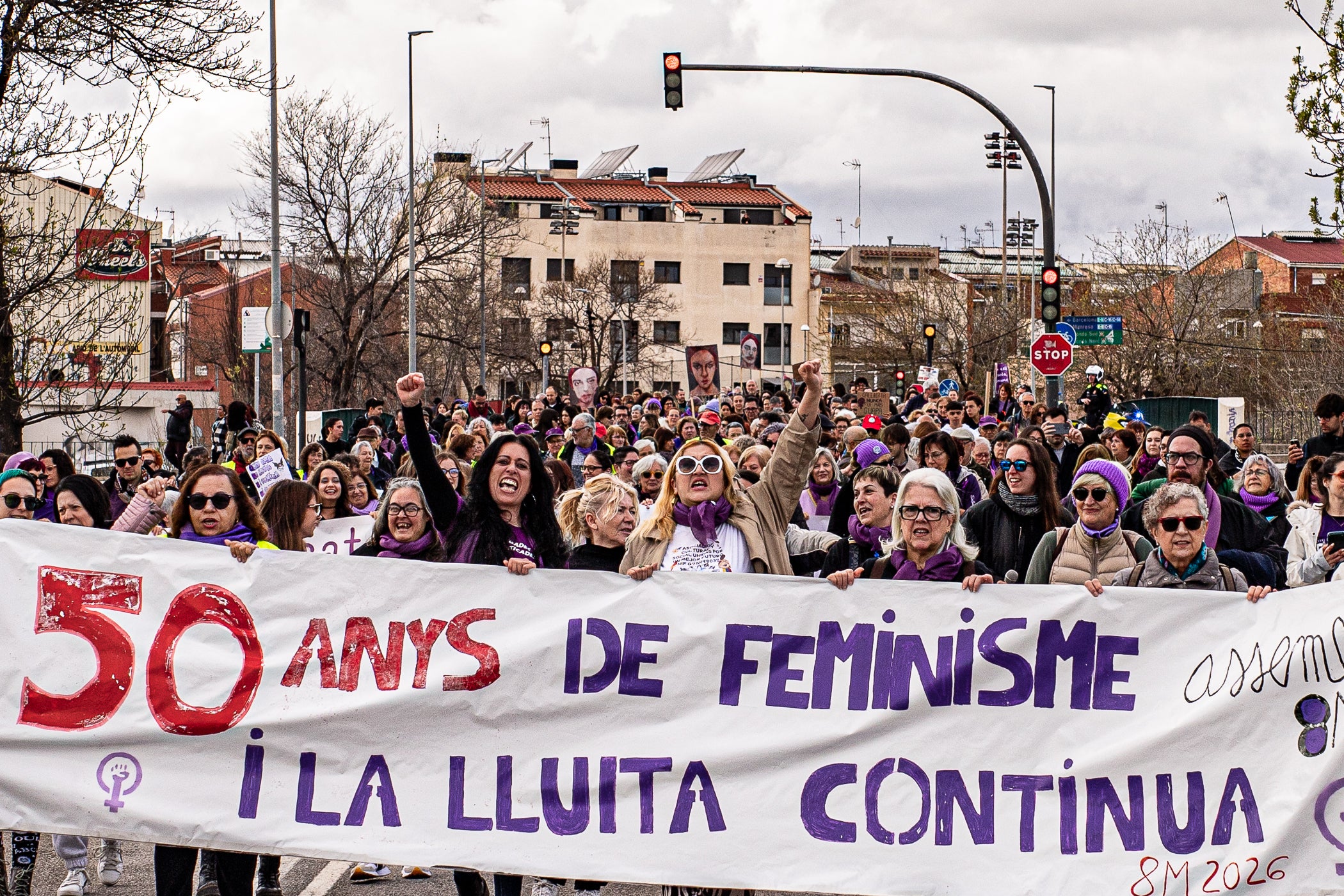 inó als simbòlics Jardins d'Eva Abad, a Torre-sana, en homenatge a la metgessa assassinada el 2019. Des de la plaça de la Dona, la desfilada feminista d'aquest any ha baixat per l'avinguda de Barcelona per girar cap a l'est i anar a la plaça de Ca n'Anglada, coneguda com 'la Roja' durant el franquisme, on s'ha llegit el manifest 50 anys de feminisme i la lluita continua! i hi ha hagut altres parlaments. Entre la desena d'entitats, encapçalades pel Casal de la Dona, que enguany compleix 40 anys, n'hi havia més d'una de barris però també les anticapitalistes Rudes Rebels. La desfilada ha acabat entonant les cançons Les criades i Cant de lluita | Javi Sánchez