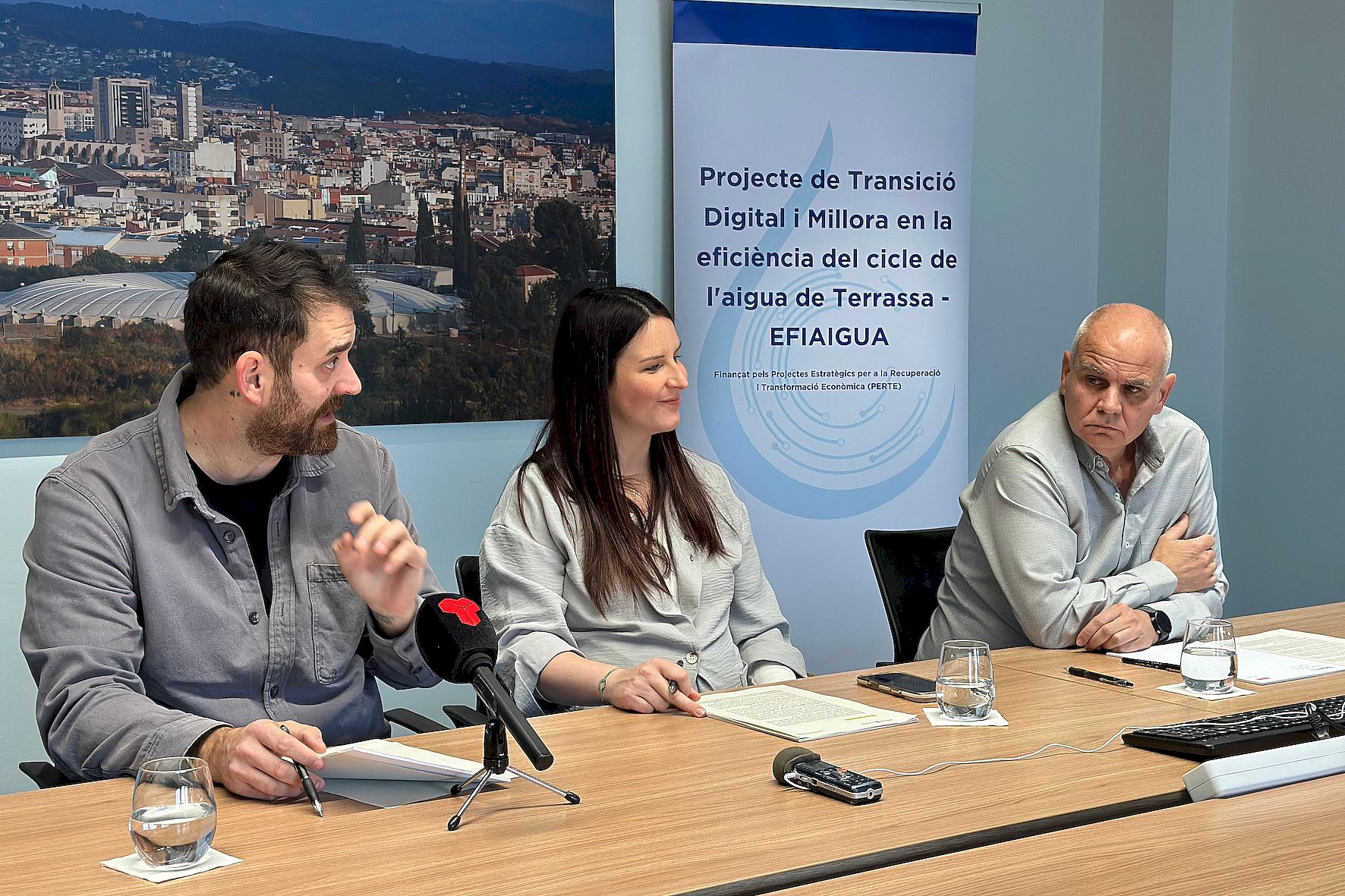 El tinent d'alcalde de Transició Ecològica, Noel Duque, la regidora de Cicles de l'Aigua, Patrícia Reche, i el gerent de Taigua, Pere Mora, a la seu de l'empresa municipal aquest dijous | Aj. Terrassa