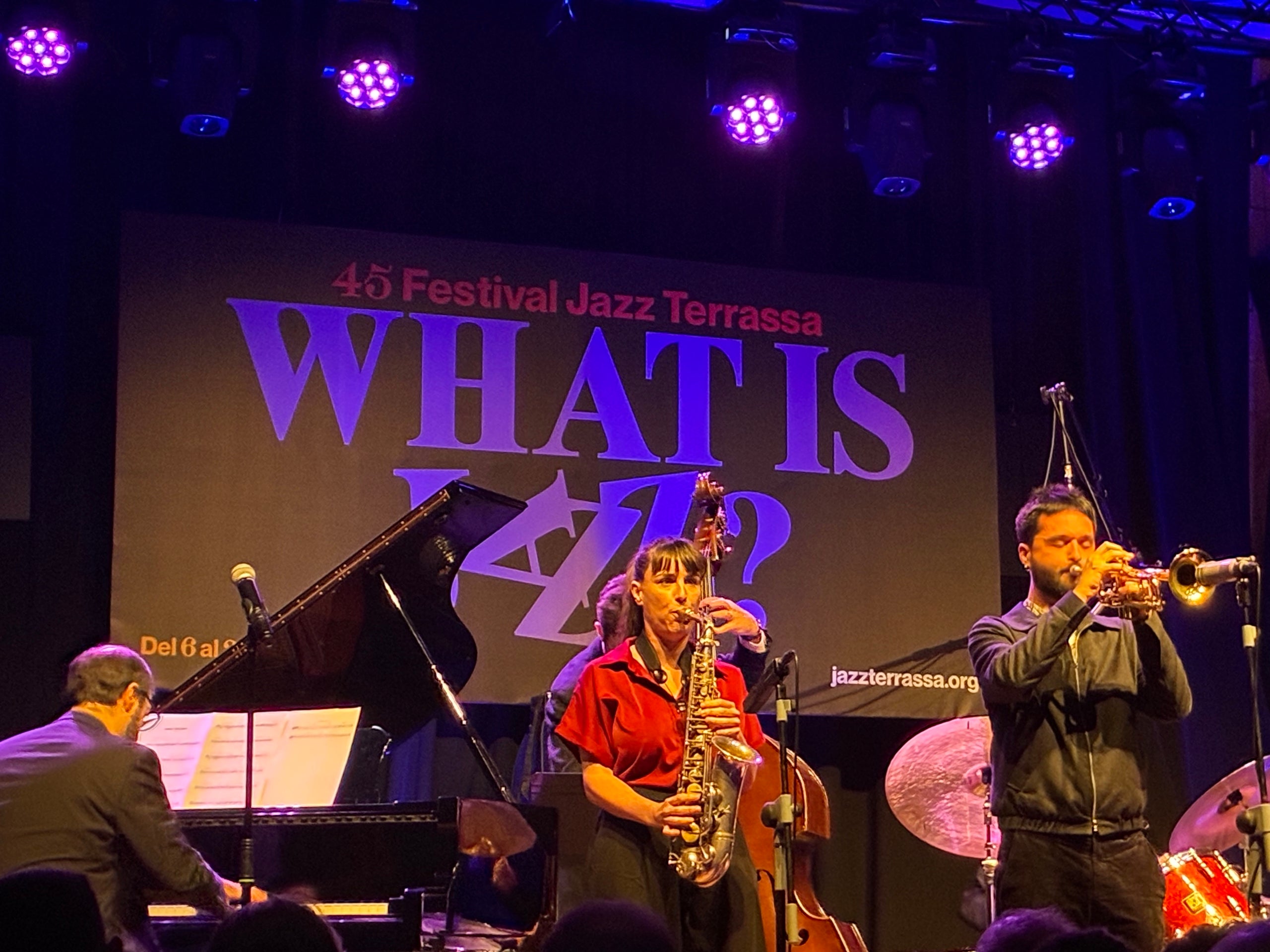 El 45 Festival de Jazz de Terrassa està en marxa des de divendres passat (i fins al 26 de març) i, a part dels concerts de renom a la Nova Jazz Cava, també han començat les actuacions gratuïtes en diferents espais de la ciutat. La pluja va obligar a desplaçar els concerts a l'aire lliure també a la Nova Jazz Cava el cap de setmana, però al Museu Nacional de la Ciència i la Tècnica de Catalunya (MNACTEC) sí que va poder encabir diumenge al migdia el 'Tea for Three' de Belén Bandera & Carla Motis amb el veterà contrabaixista Horacio Fumero de convidat. Les joves barcelonines Bandera, a la veu, i Motis, a la guitarra, còmplices amb la renovació del estàndars del jazz, es van fusionar amb la saviesa d'un vell gat com és l'argentí Fumero. La selecció es completa amb una de les imatges a la Nova Jazz Cava del concert inaugural Oriol Vallès & Irene Reig Quintet, uns altres representants de les noves generacions | Vicenç Batalla