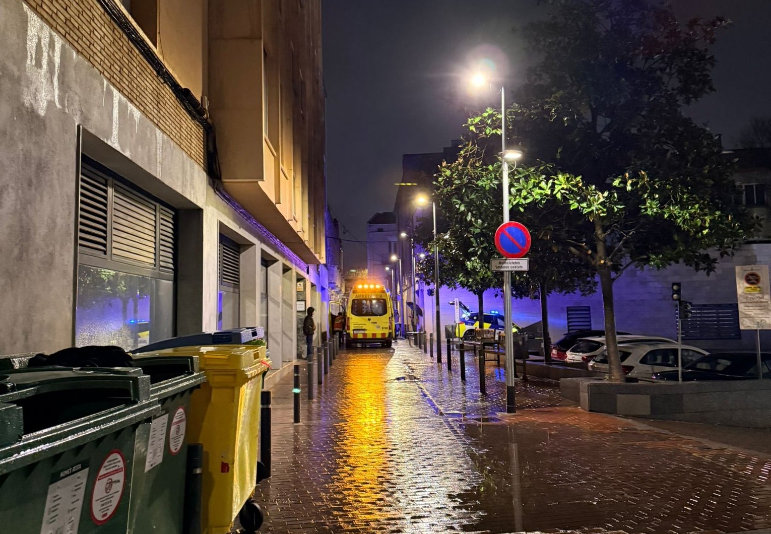 Ambulància i Policia al carrer de Sant Cristòfol de Terrassa | M.S.