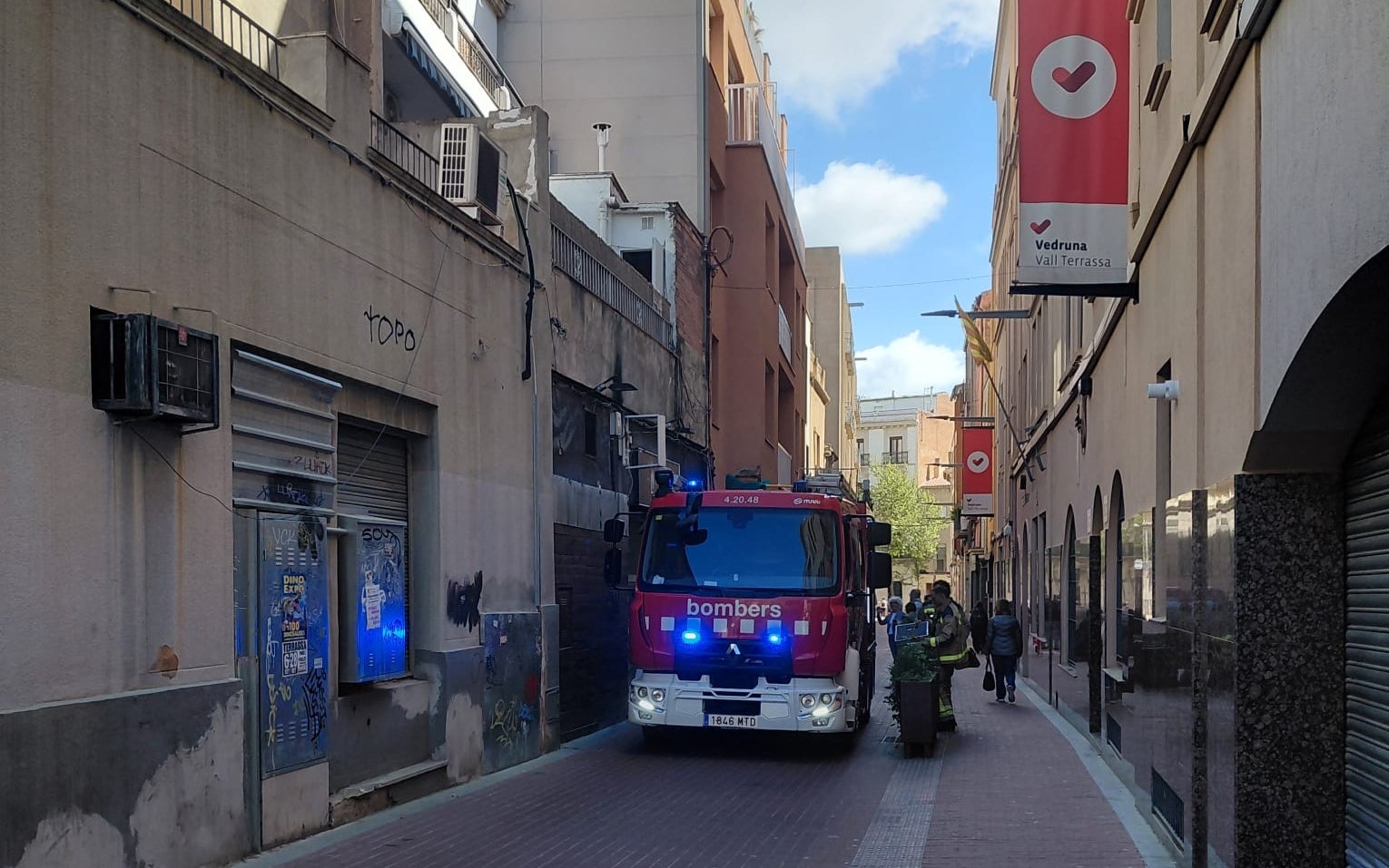 Intervenció dels Bombers cal carrer del Vall de Terrassa | F.T.