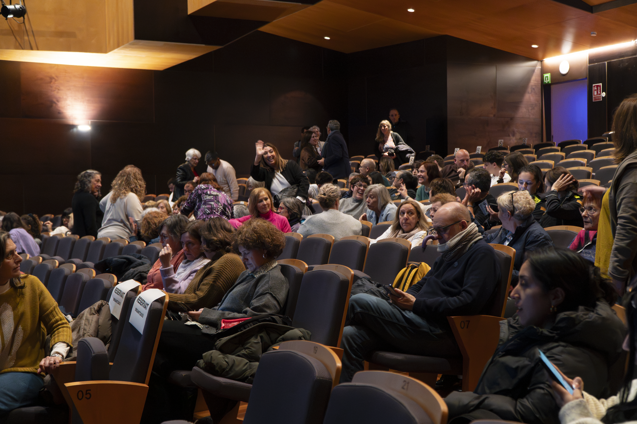 El Teatre Principal ha acollit aquest dijous, dia 5, l’acte central de la campanya del 8 de març, Dia Internacional de les Dones, sota el lema “Dones i conflictes armats”. La iniciativa ha posat el focus en l’impacte específic dels conflictes bèl·lics sobre les dones i en el seu paper fonamental com a agents de resistència, sosteniment comunitari i construcció de pau. L’acte ha consistit en el lliurament dels premis del Concurs de Cartells, organitzat amb l’alumnat de Disseny Gràfic de l’Escola d’Art i Disseny de Terrassa per escollir la imatge commemorativa d’enguany. El primer premi ha estat per a Andrea Carrillo Herazo; el segon, per a Iker Torres Gomà; i el tercer, per a Ana Maria Martínez Ramírez. Posteriorment, hi ha hagut una taula rodona amb Cristina Mas Andreu, periodista especialitzada en conflictes internacionals; Amira Khaldy, activista terrassenca d’ascendència palestina; Rosario Vásquez Sepúlveda, metgessa i defensora dels drets humans i presidenta de la Taula Catalana per la Pau i els Drets Humans a Colòmbia; i Loli Fernández Medina, referent a Terrassa de la Fundación Nuestros Pequeños Hermanos. Durant la sessió, també es va projectar el testimoni en vídeo d’Anne Janvier sobre la situació a Haití, aportant una visió directa de l’impacte de la violència en les dones i les comunitats.