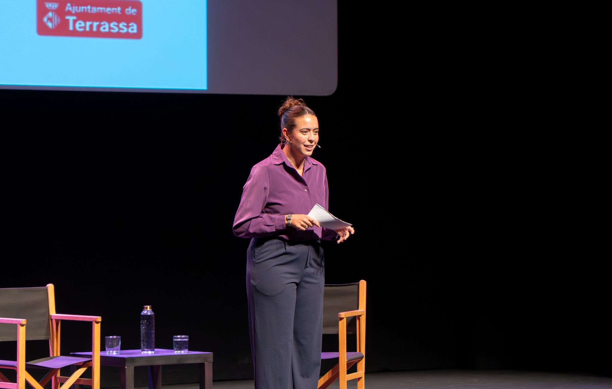 El Teatre Principal ha acollit aquest dijous, dia 5, l’acte central de la campanya del 8 de març, Dia Internacional de les Dones, sota el lema “Dones i conflictes armats”. La iniciativa ha posat el focus en l’impacte específic dels conflictes bèl·lics sobre les dones i en el seu paper fonamental com a agents de resistència, sosteniment comunitari i construcció de pau. L’acte ha consistit en el lliurament dels premis del Concurs de Cartells, organitzat amb l’alumnat de Disseny Gràfic de l’Escola d’Art i Disseny de Terrassa per escollir la imatge commemorativa d’enguany. El primer premi ha estat per a Andrea Carrillo Herazo; el segon, per a Iker Torres Gomà; i el tercer, per a Ana Maria Martínez Ramírez. Posteriorment, hi ha hagut una taula rodona amb Cristina Mas Andreu, periodista especialitzada en conflictes internacionals; Amira Khaldy, activista terrassenca d’ascendència palestina; Rosario Vásquez Sepúlveda, metgessa i defensora dels drets humans i presidenta de la Taula Catalana per la Pau i els Drets Humans a Colòmbia; i Loli Fernández Medina, referent a Terrassa de la Fundación Nuestros Pequeños Hermanos. Durant la sessió, també es va projectar el testimoni en vídeo d’Anne Janvier sobre la situació a Haití, aportant una visió directa de l’impacte de la violència en les dones i les comunitats.