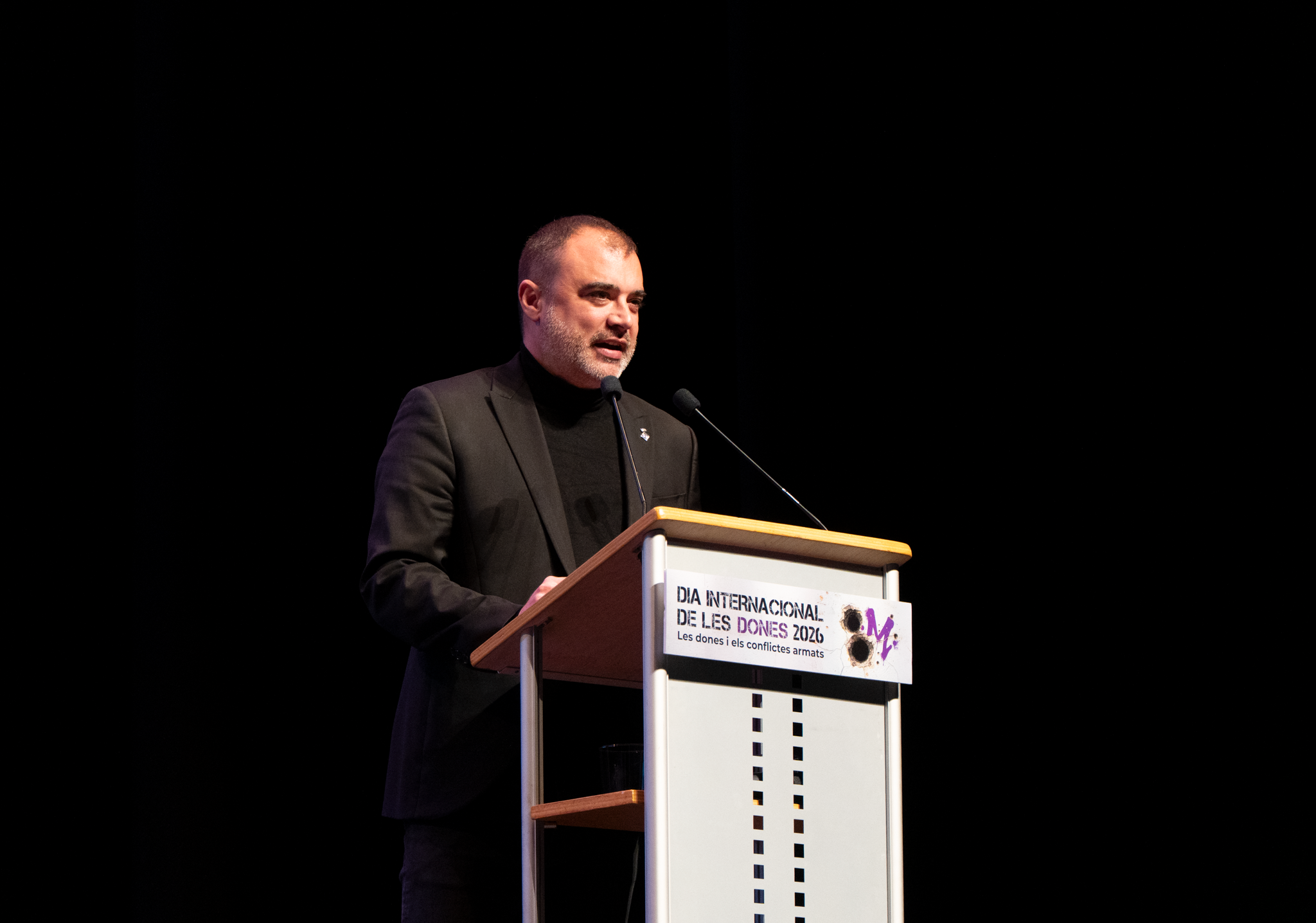 El Teatre Principal ha acollit aquest dijous, dia 5, l’acte central de la campanya del 8 de març, Dia Internacional de les Dones, sota el lema “Dones i conflictes armats”. La iniciativa ha posat el focus en l’impacte específic dels conflictes bèl·lics sobre les dones i en el seu paper fonamental com a agents de resistència, sosteniment comunitari i construcció de pau. L’acte ha consistit en el lliurament dels premis del Concurs de Cartells, organitzat amb l’alumnat de Disseny Gràfic de l’Escola d’Art i Disseny de Terrassa per escollir la imatge commemorativa d’enguany. El primer premi ha estat per a Andrea Carrillo Herazo; el segon, per a Iker Torres Gomà; i el tercer, per a Ana Maria Martínez Ramírez. Posteriorment, hi ha hagut una taula rodona amb Cristina Mas Andreu, periodista especialitzada en conflictes internacionals; Amira Khaldy, activista terrassenca d’ascendència palestina; Rosario Vásquez Sepúlveda, metgessa i defensora dels drets humans i presidenta de la Taula Catalana per la Pau i els Drets Humans a Colòmbia; i Loli Fernández Medina, referent a Terrassa de la Fundación Nuestros Pequeños Hermanos. Durant la sessió, també es va projectar el testimoni en vídeo d’Anne Janvier sobre la situació a Haití, aportant una visió directa de l’impacte de la violència en les dones i les comunitats.