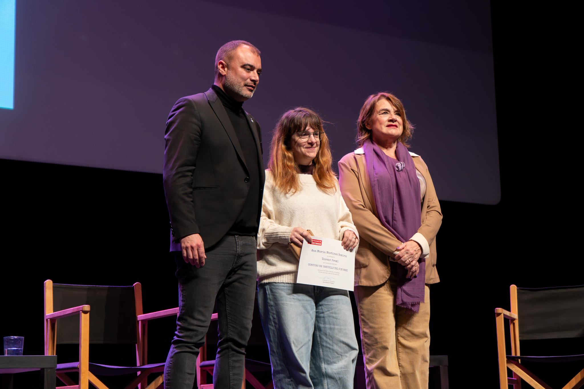 El Teatre Principal ha acollit aquest dijous, dia 5, l’acte central de la campanya del 8 de març, Dia Internacional de les Dones, sota el lema “Dones i conflictes armats”. La iniciativa ha posat el focus en l’impacte específic dels conflictes bèl·lics sobre les dones i en el seu paper fonamental com a agents de resistència, sosteniment comunitari i construcció de pau. L’acte ha consistit en el lliurament dels premis del Concurs de Cartells, organitzat amb l’alumnat de Disseny Gràfic de l’Escola d’Art i Disseny de Terrassa per escollir la imatge commemorativa d’enguany. El primer premi ha estat per a Andrea Carrillo Herazo; el segon, per a Iker Torres Gomà; i el tercer, per a Ana Maria Martínez Ramírez. Posteriorment, hi ha hagut una taula rodona amb Cristina Mas Andreu, periodista especialitzada en conflictes internacionals; Amira Khaldy, activista terrassenca d’ascendència palestina; Rosario Vásquez Sepúlveda, metgessa i defensora dels drets humans i presidenta de la Taula Catalana per la Pau i els Drets Humans a Colòmbia; i Loli Fernández Medina, referent a Terrassa de la Fundación Nuestros Pequeños Hermanos. Durant la sessió, també es va projectar el testimoni en vídeo d’Anne Janvier sobre la situació a Haití, aportant una visió directa de l’impacte de la violència en les dones i les comunitats.