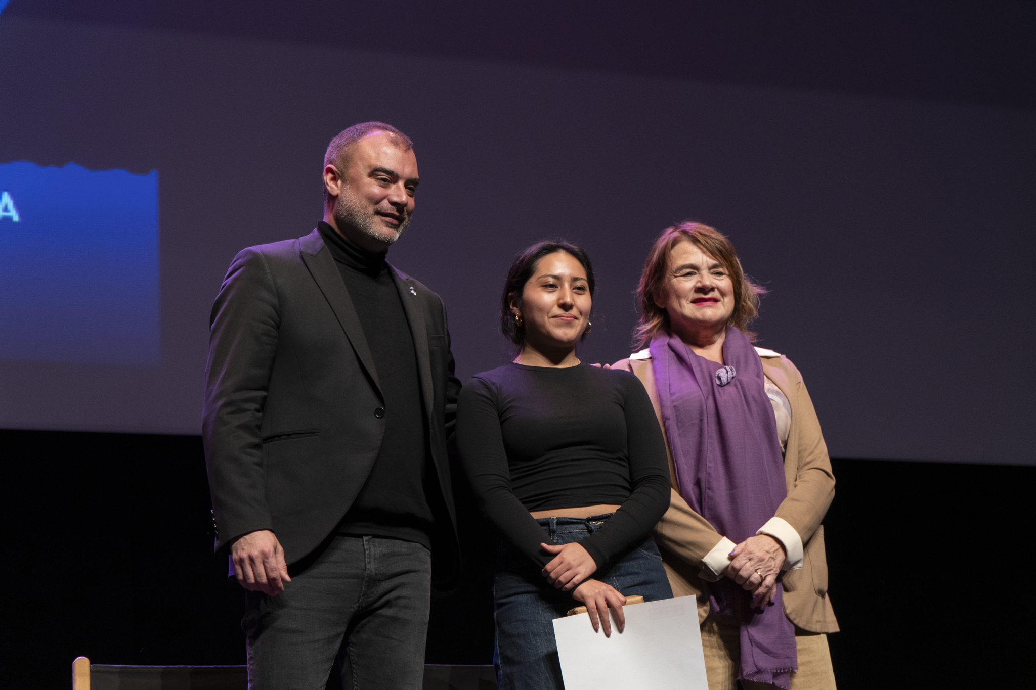 El Teatre Principal ha acollit aquest dijous, dia 5, l’acte central de la campanya del 8 de març, Dia Internacional de les Dones, sota el lema “Dones i conflictes armats”. La iniciativa ha posat el focus en l’impacte específic dels conflictes bèl·lics sobre les dones i en el seu paper fonamental com a agents de resistència, sosteniment comunitari i construcció de pau. L’acte ha consistit en el lliurament dels premis del Concurs de Cartells, organitzat amb l’alumnat de Disseny Gràfic de l’Escola d’Art i Disseny de Terrassa per escollir la imatge commemorativa d’enguany. El primer premi ha estat per a Andrea Carrillo Herazo; el segon, per a Iker Torres Gomà; i el tercer, per a Ana Maria Martínez Ramírez. Posteriorment, hi ha hagut una taula rodona amb Cristina Mas Andreu, periodista especialitzada en conflictes internacionals; Amira Khaldy, activista terrassenca d’ascendència palestina; Rosario Vásquez Sepúlveda, metgessa i defensora dels drets humans i presidenta de la Taula Catalana per la Pau i els Drets Humans a Colòmbia; i Loli Fernández Medina, referent a Terrassa de la Fundación Nuestros Pequeños Hermanos. Durant la sessió, també es va projectar el testimoni en vídeo d’Anne Janvier sobre la situació a Haití, aportant una visió directa de l’impacte de la violència en les dones i les comunitats.