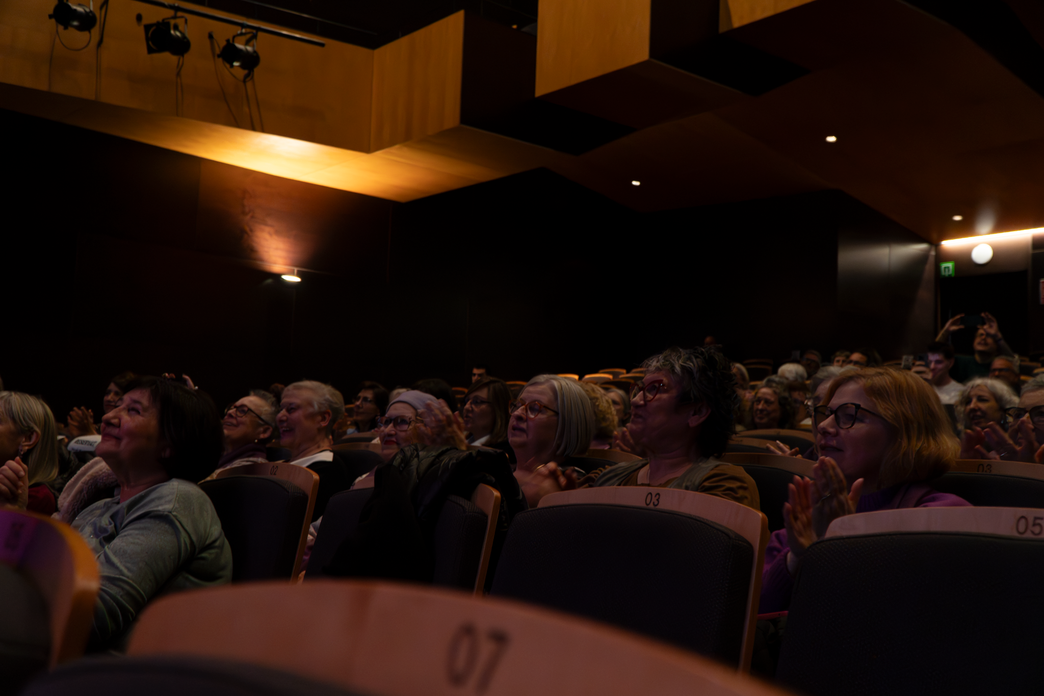 El Teatre Principal ha acollit aquest dijous, dia 5, l’acte central de la campanya del 8 de març, Dia Internacional de les Dones, sota el lema “Dones i conflictes armats”. La iniciativa ha posat el focus en l’impacte específic dels conflictes bèl·lics sobre les dones i en el seu paper fonamental com a agents de resistència, sosteniment comunitari i construcció de pau. L’acte ha consistit en el lliurament dels premis del Concurs de Cartells, organitzat amb l’alumnat de Disseny Gràfic de l’Escola d’Art i Disseny de Terrassa per escollir la imatge commemorativa d’enguany. El primer premi ha estat per a Andrea Carrillo Herazo; el segon, per a Iker Torres Gomà; i el tercer, per a Ana Maria Martínez Ramírez. Posteriorment, hi ha hagut una taula rodona amb Cristina Mas Andreu, periodista especialitzada en conflictes internacionals; Amira Khaldy, activista terrassenca d’ascendència palestina; Rosario Vásquez Sepúlveda, metgessa i defensora dels drets humans i presidenta de la Taula Catalana per la Pau i els Drets Humans a Colòmbia; i Loli Fernández Medina, referent a Terrassa de la Fundación Nuestros Pequeños Hermanos. Durant la sessió, també es va projectar el testimoni en vídeo d’Anne Janvier sobre la situació a Haití, aportant una visió directa de l’impacte de la violència en les dones i les comunitats.