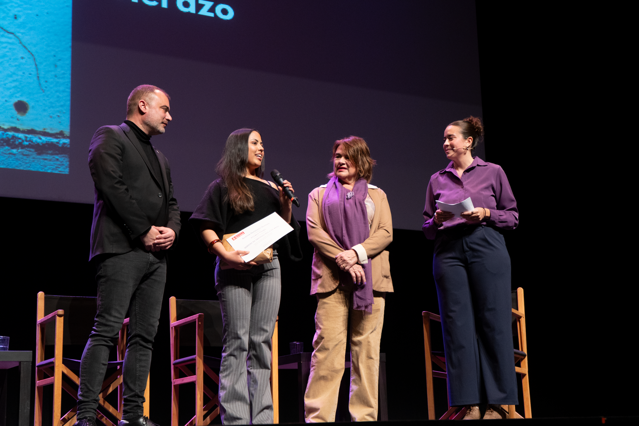El Teatre Principal ha acollit aquest dijous, dia 5, l’acte central de la campanya del 8 de març, Dia Internacional de les Dones, sota el lema “Dones i conflictes armats”. La iniciativa ha posat el focus en l’impacte específic dels conflictes bèl·lics sobre les dones i en el seu paper fonamental com a agents de resistència, sosteniment comunitari i construcció de pau. L’acte ha consistit en el lliurament dels premis del Concurs de Cartells, organitzat amb l’alumnat de Disseny Gràfic de l’Escola d’Art i Disseny de Terrassa per escollir la imatge commemorativa d’enguany. El primer premi ha estat per a Andrea Carrillo Herazo; el segon, per a Iker Torres Gomà; i el tercer, per a Ana Maria Martínez Ramírez. Posteriorment, hi ha hagut una taula rodona amb Cristina Mas Andreu, periodista especialitzada en conflictes internacionals; Amira Khaldy, activista terrassenca d’ascendència palestina; Rosario Vásquez Sepúlveda, metgessa i defensora dels drets humans i presidenta de la Taula Catalana per la Pau i els Drets Humans a Colòmbia; i Loli Fernández Medina, referent a Terrassa de la Fundación Nuestros Pequeños Hermanos. Durant la sessió, també es va projectar el testimoni en vídeo d’Anne Janvier sobre la situació a Haití, aportant una visió directa de l’impacte de la violència en les dones i les comunitats.