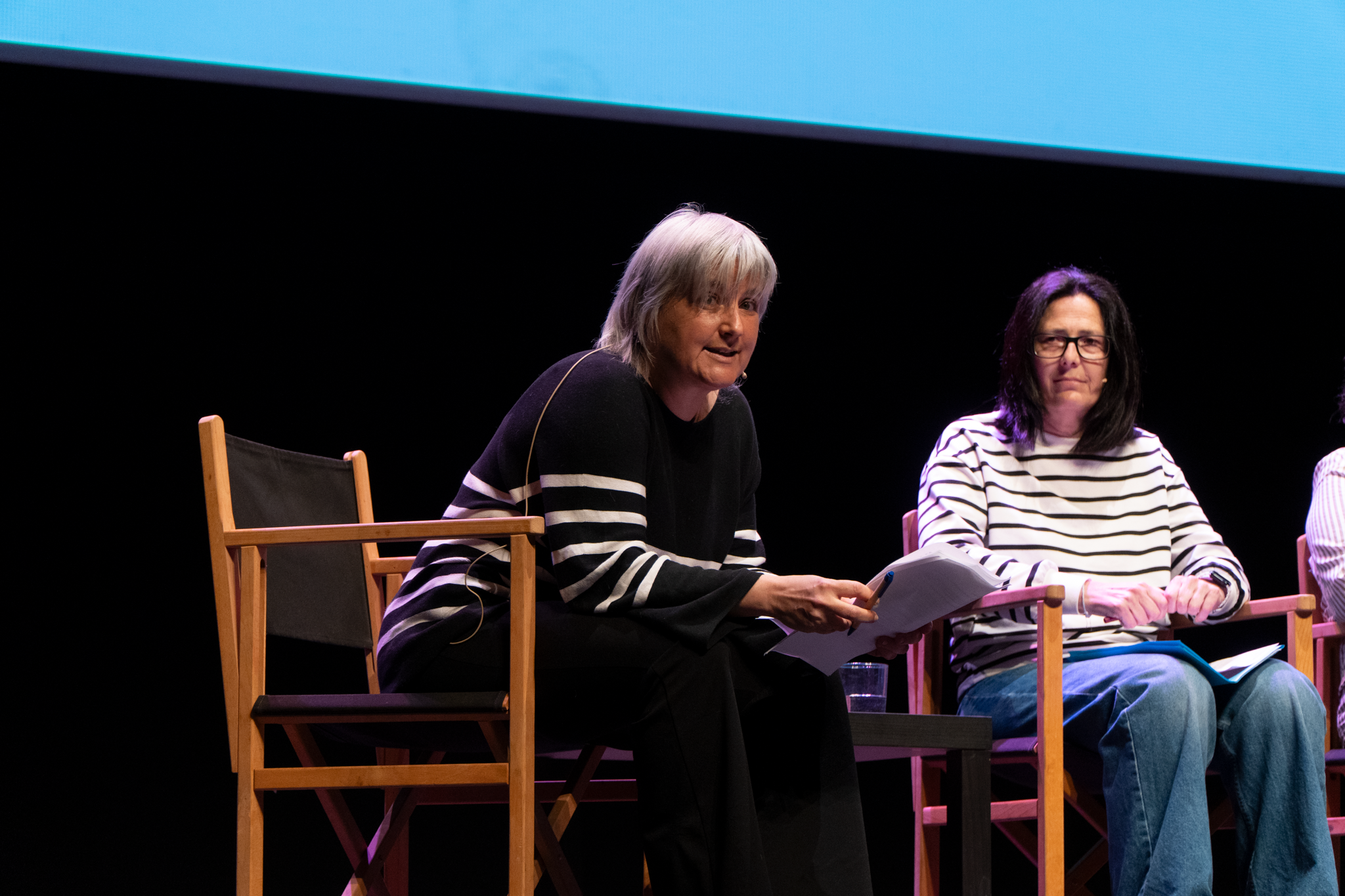 El Teatre Principal ha acollit aquest dijous, dia 5, l’acte central de la campanya del 8 de març, Dia Internacional de les Dones, sota el lema “Dones i conflictes armats”. La iniciativa ha posat el focus en l’impacte específic dels conflictes bèl·lics sobre les dones i en el seu paper fonamental com a agents de resistència, sosteniment comunitari i construcció de pau. L’acte ha consistit en el lliurament dels premis del Concurs de Cartells, organitzat amb l’alumnat de Disseny Gràfic de l’Escola d’Art i Disseny de Terrassa per escollir la imatge commemorativa d’enguany. El primer premi ha estat per a Andrea Carrillo Herazo; el segon, per a Iker Torres Gomà; i el tercer, per a Ana Maria Martínez Ramírez. Posteriorment, hi ha hagut una taula rodona amb Cristina Mas Andreu, periodista especialitzada en conflictes internacionals; Amira Khaldy, activista terrassenca d’ascendència palestina; Rosario Vásquez Sepúlveda, metgessa i defensora dels drets humans i presidenta de la Taula Catalana per la Pau i els Drets Humans a Colòmbia; i Loli Fernández Medina, referent a Terrassa de la Fundación Nuestros Pequeños Hermanos. Durant la sessió, també es va projectar el testimoni en vídeo d’Anne Janvier sobre la situació a Haití, aportant una visió directa de l’impacte de la violència en les dones i les comunitats.