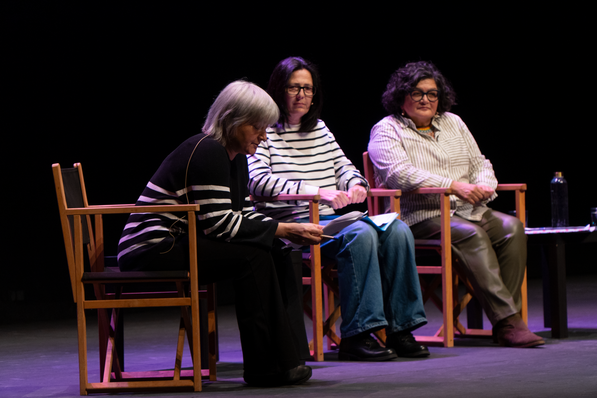 El Teatre Principal ha acollit aquest dijous, dia 5, l’acte central de la campanya del 8 de març, Dia Internacional de les Dones, sota el lema “Dones i conflictes armats”. La iniciativa ha posat el focus en l’impacte específic dels conflictes bèl·lics sobre les dones i en el seu paper fonamental com a agents de resistència, sosteniment comunitari i construcció de pau. L’acte ha consistit en el lliurament dels premis del Concurs de Cartells, organitzat amb l’alumnat de Disseny Gràfic de l’Escola d’Art i Disseny de Terrassa per escollir la imatge commemorativa d’enguany. El primer premi ha estat per a Andrea Carrillo Herazo; el segon, per a Iker Torres Gomà; i el tercer, per a Ana Maria Martínez Ramírez. Posteriorment, hi ha hagut una taula rodona amb Cristina Mas Andreu, periodista especialitzada en conflictes internacionals; Amira Khaldy, activista terrassenca d’ascendència palestina; Rosario Vásquez Sepúlveda, metgessa i defensora dels drets humans i presidenta de la Taula Catalana per la Pau i els Drets Humans a Colòmbia; i Loli Fernández Medina, referent a Terrassa de la Fundación Nuestros Pequeños Hermanos. Durant la sessió, també es va projectar el testimoni en vídeo d’Anne Janvier sobre la situació a Haití, aportant una visió directa de l’impacte de la violència en les dones i les comunitats.