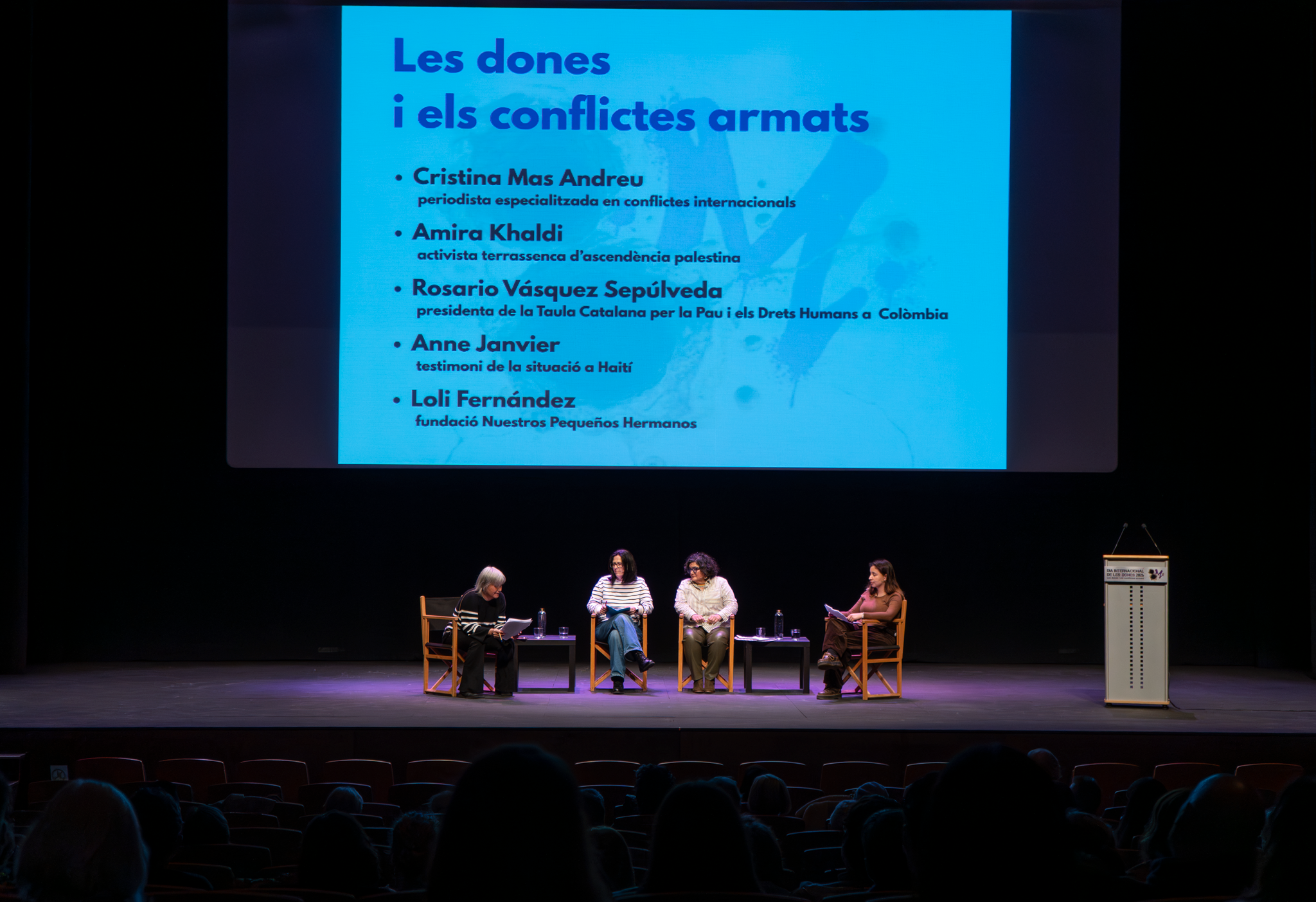 El Teatre Principal ha acollit aquest dijous, dia 5, l’acte central de la campanya del 8 de març, Dia Internacional de les Dones, sota el lema “Dones i conflictes armats”. La iniciativa ha posat el focus en l’impacte específic dels conflictes bèl·lics sobre les dones i en el seu paper fonamental com a agents de resistència, sosteniment comunitari i construcció de pau. L’acte ha consistit en el lliurament dels premis del Concurs de Cartells, organitzat amb l’alumnat de Disseny Gràfic de l’Escola d’Art i Disseny de Terrassa per escollir la imatge commemorativa d’enguany. El primer premi ha estat per a Andrea Carrillo Herazo; el segon, per a Iker Torres Gomà; i el tercer, per a Ana Maria Martínez Ramírez. Posteriorment, hi ha hagut una taula rodona amb Cristina Mas Andreu, periodista especialitzada en conflictes internacionals; Amira Khaldy, activista terrassenca d’ascendència palestina; Rosario Vásquez Sepúlveda, metgessa i defensora dels drets humans i presidenta de la Taula Catalana per la Pau i els Drets Humans a Colòmbia; i Loli Fernández Medina, referent a Terrassa de la Fundación Nuestros Pequeños Hermanos. Durant la sessió, també es va projectar el testimoni en vídeo d’Anne Janvier sobre la situació a Haití, aportant una visió directa de l’impacte de la violència en les dones i les comunitats.