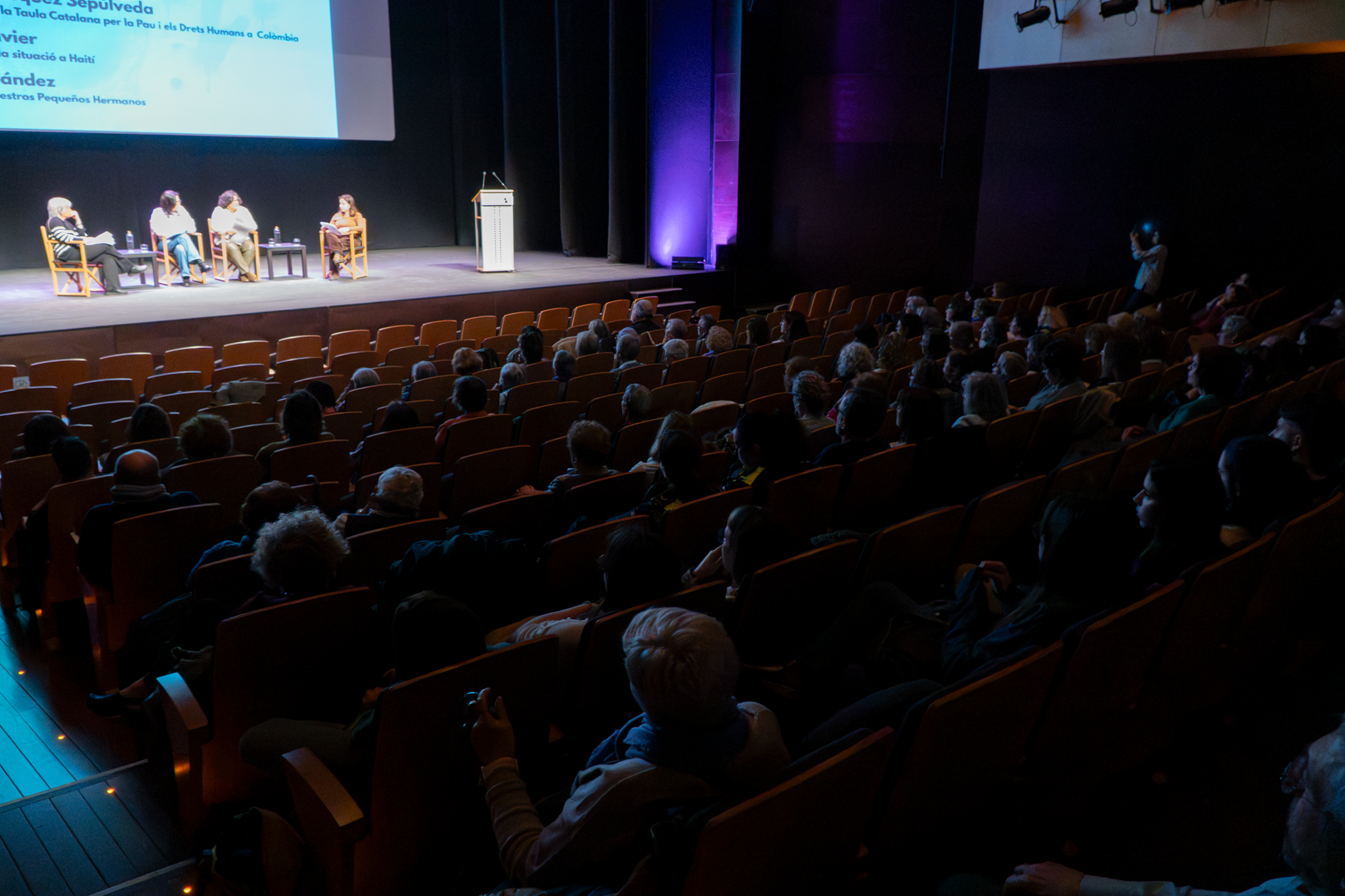 El Teatre Principal ha acollit aquest dijous, dia 5, l’acte central de la campanya del 8 de març, Dia Internacional de les Dones, sota el lema “Dones i conflictes armats”. La iniciativa ha posat el focus en l’impacte específic dels conflictes bèl·lics sobre les dones i en el seu paper fonamental com a agents de resistència, sosteniment comunitari i construcció de pau. L’acte ha consistit en el lliurament dels premis del Concurs de Cartells, organitzat amb l’alumnat de Disseny Gràfic de l’Escola d’Art i Disseny de Terrassa per escollir la imatge commemorativa d’enguany. El primer premi ha estat per a Andrea Carrillo Herazo; el segon, per a Iker Torres Gomà; i el tercer, per a Ana Maria Martínez Ramírez. Posteriorment, hi ha hagut una taula rodona amb Cristina Mas Andreu, periodista especialitzada en conflictes internacionals; Amira Khaldy, activista terrassenca d’ascendència palestina; Rosario Vásquez Sepúlveda, metgessa i defensora dels drets humans i presidenta de la Taula Catalana per la Pau i els Drets Humans a Colòmbia; i Loli Fernández Medina, referent a Terrassa de la Fundación Nuestros Pequeños Hermanos. Durant la sessió, també es va projectar el testimoni en vídeo d’Anne Janvier sobre la situació a Haití, aportant una visió directa de l’impacte de la violència en les dones i les comunitats.